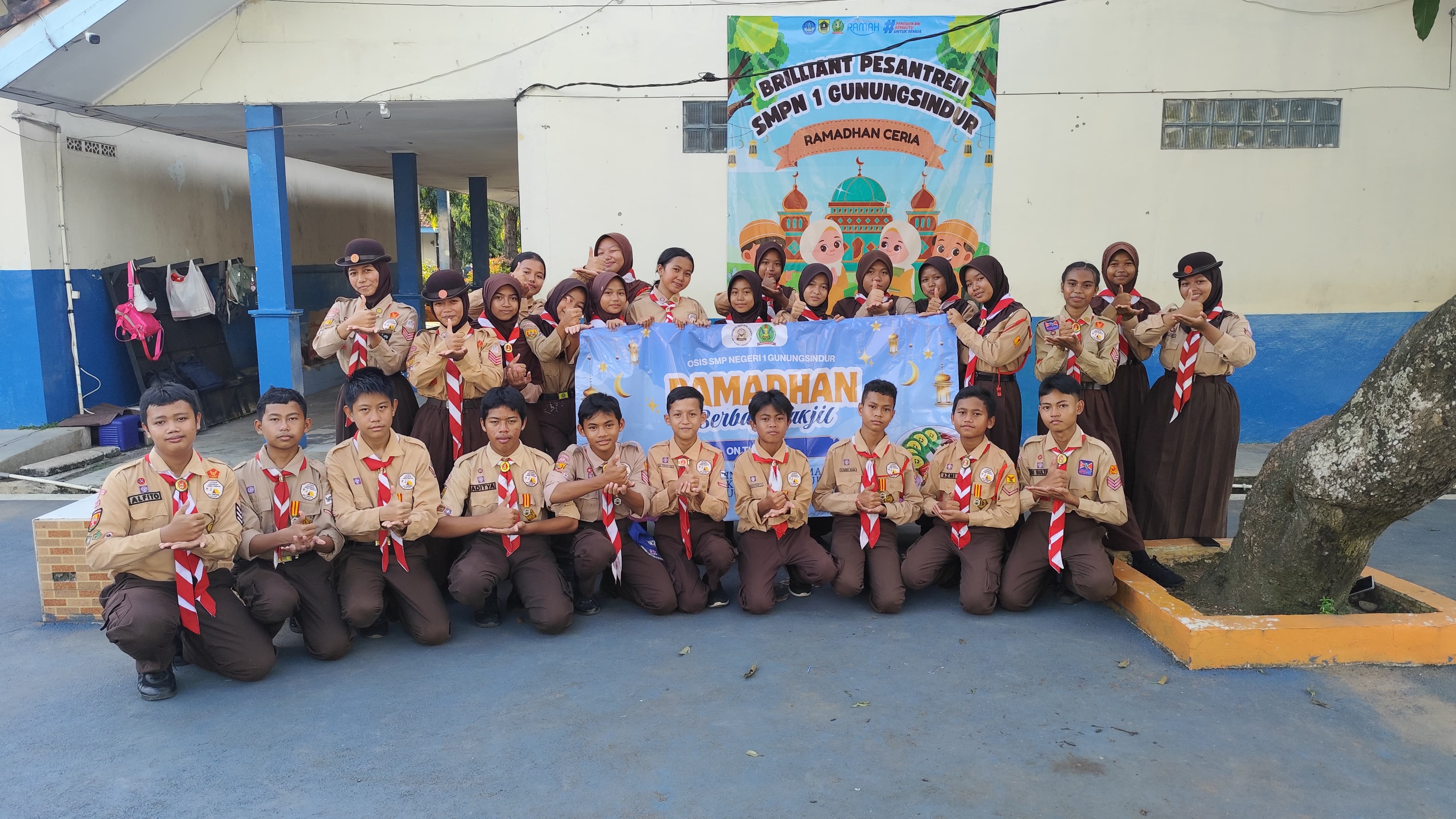 Indahnya Berbagi di Hari Jumat, SMPN 1 Gunung Sindur Bagikan Takjil .
