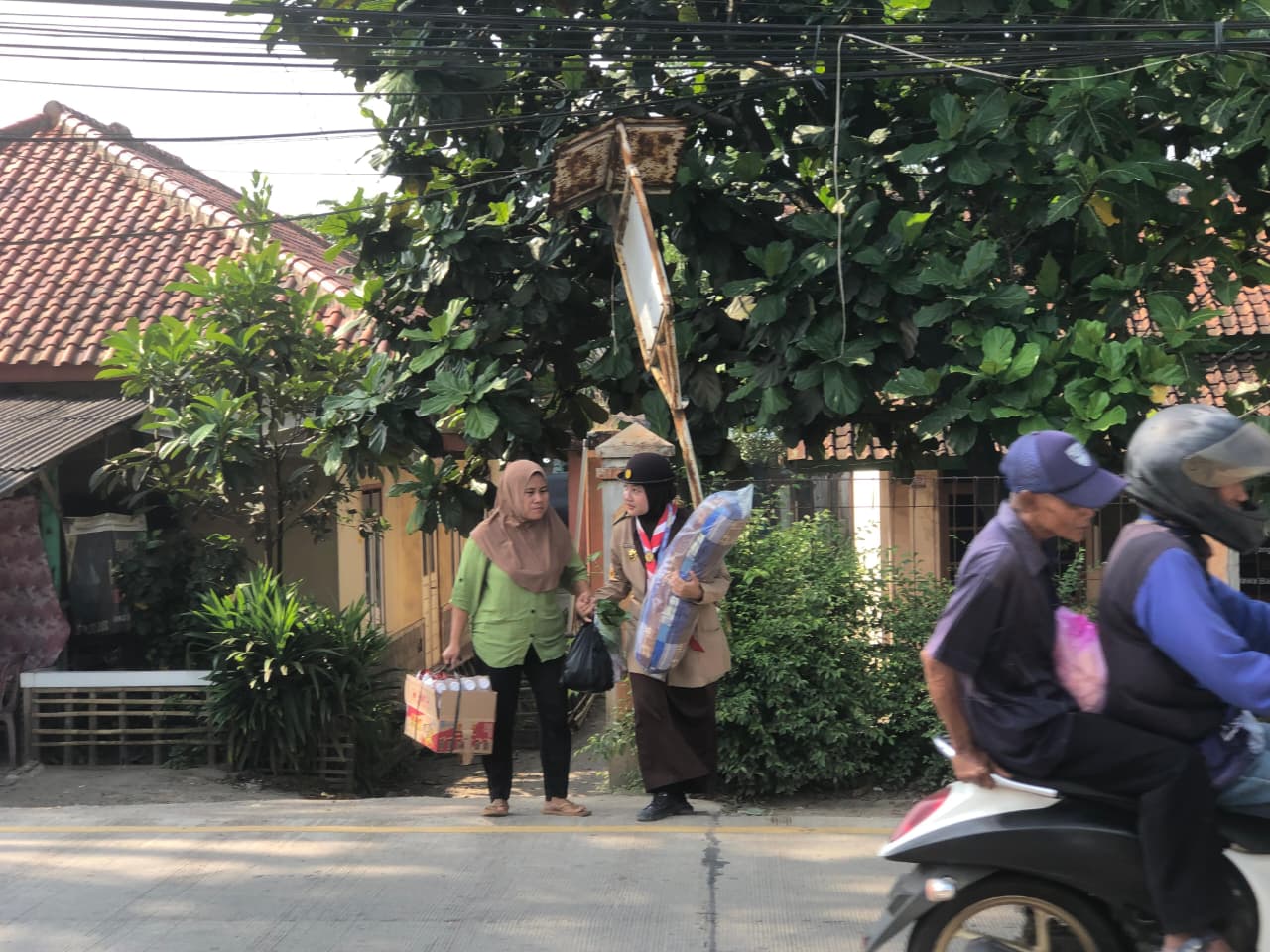 Anggota Pramuka Kwartir Ranting Parungpanjang Hadir di Tengah Masyarakat Membantu Warga Membawa Barang Bawaan