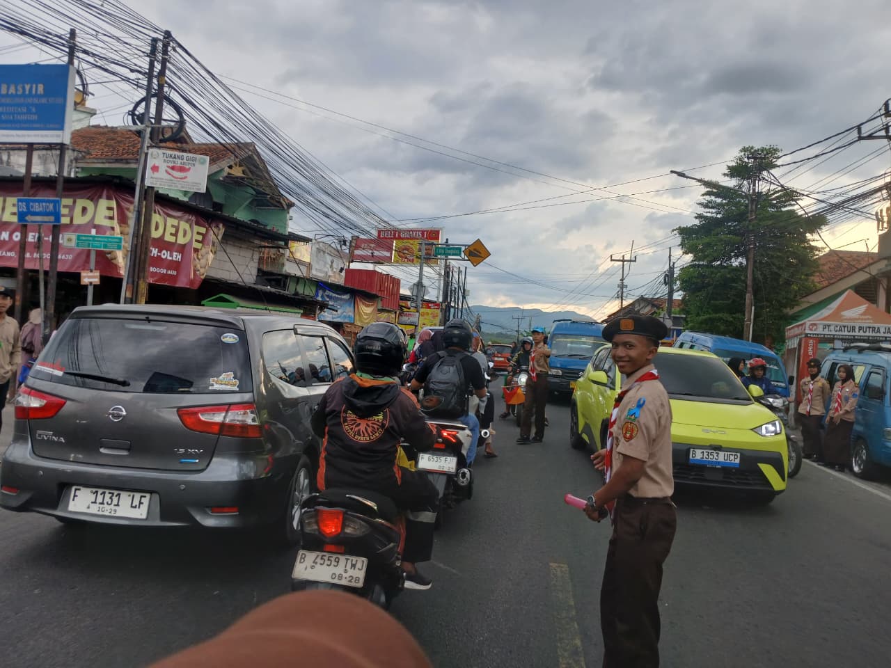 PENGAMANAN LALU LINTS KARYA BAKTI LEBARAN (HARI KETIGA – KONDISI ARUS LALU LINTAS DI PERSIMPANGAN  CIBATOK)