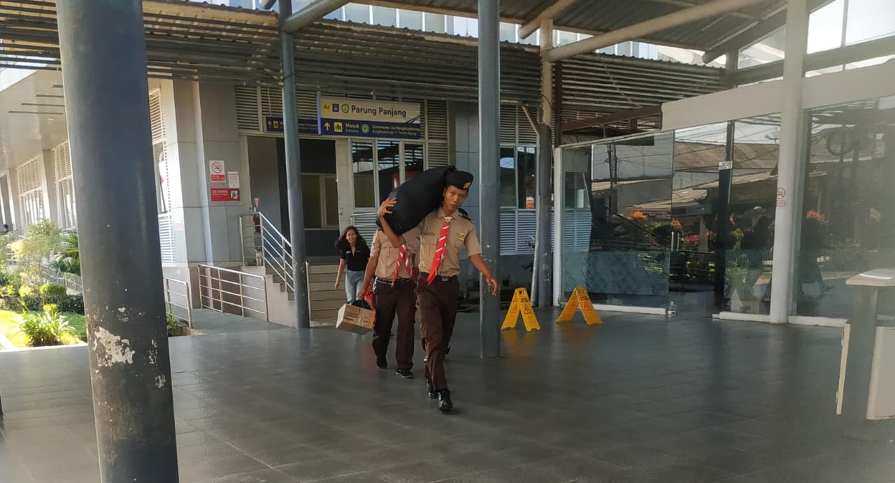 Aksi Sigap Anggota Pramuka Kwartir Ranting Parungpanjang, Bantu Angkut Barang Penumpang di Stasiun Parungpanjang