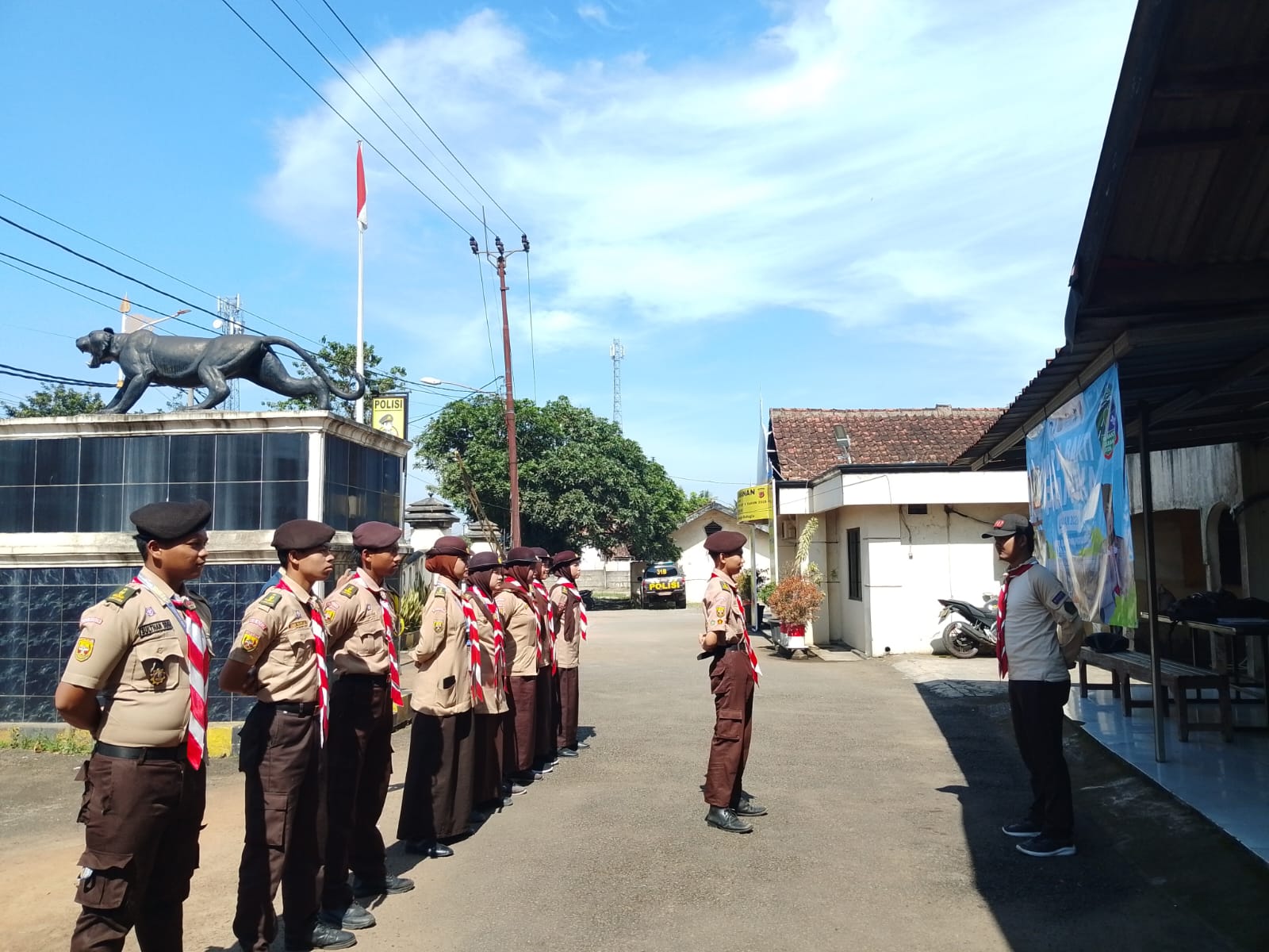 Pramuka Parungpanjang Siaga! Gelar Apel Pembukaan Karya Bakti Lebaran di Polsek Hari Ke-2