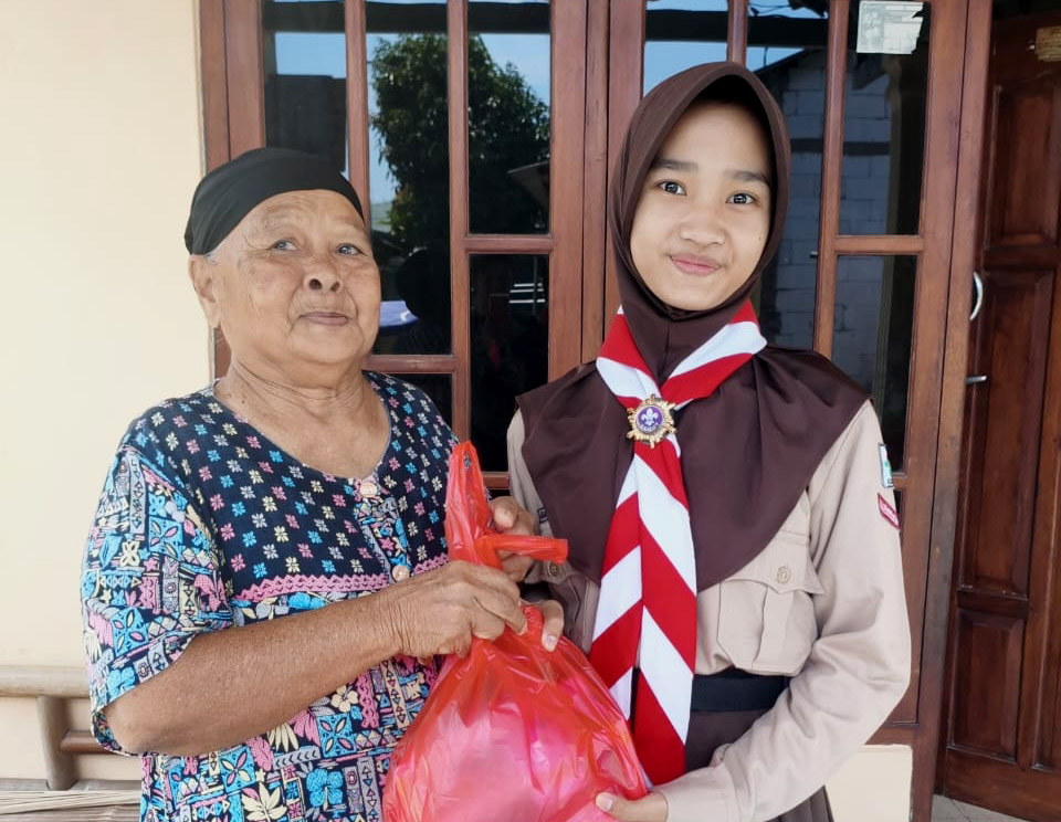 Tebar Keberkahan, Dewan Penggalang SMP Smart Cibinong Bagikan takjil gratis di Bulan Suci Ramadhan