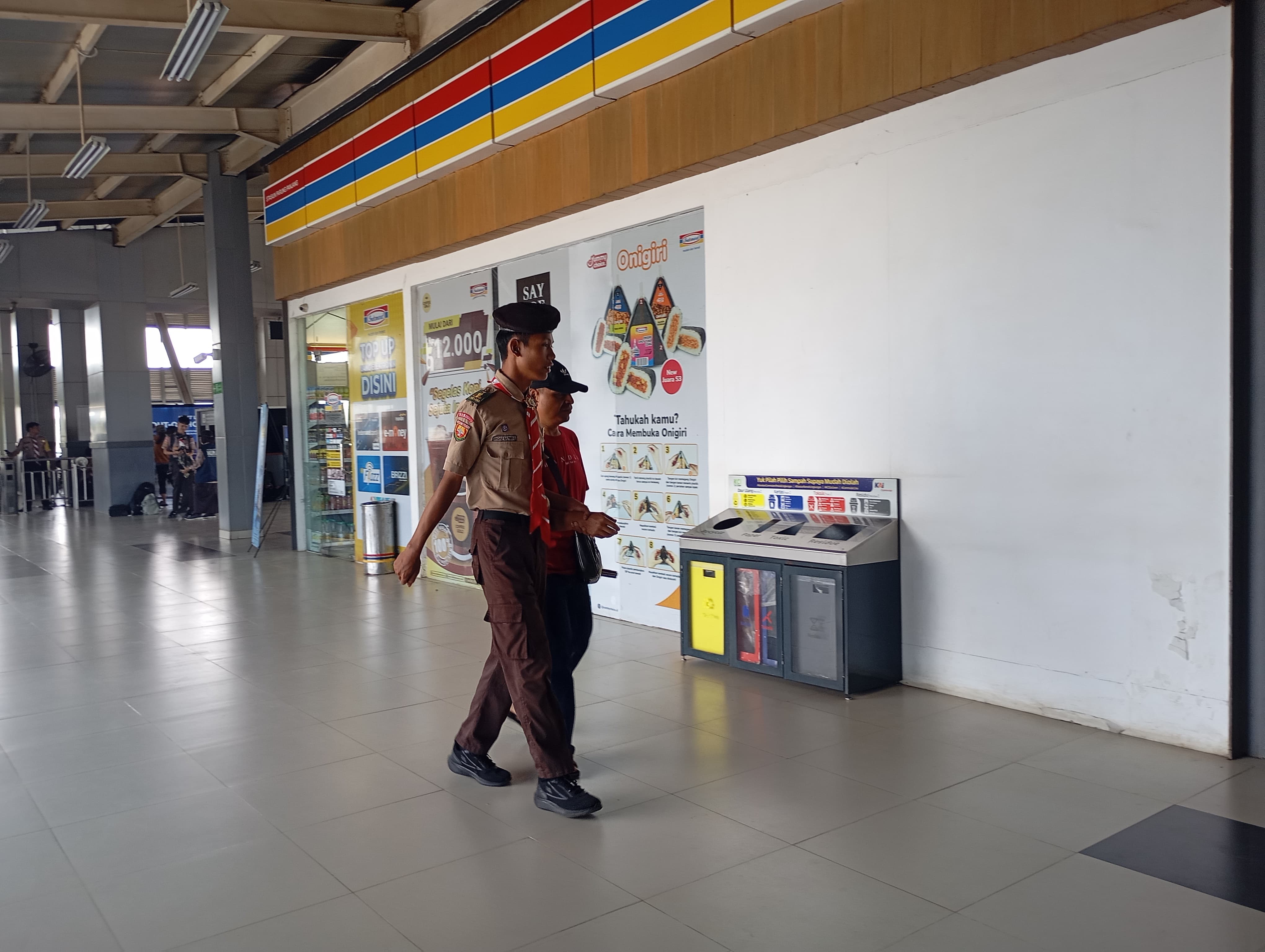 Pramuka Parungpanjang Hadirkan Aksi Nyata, Bantu Penyandang Disabilitas di Stasiun