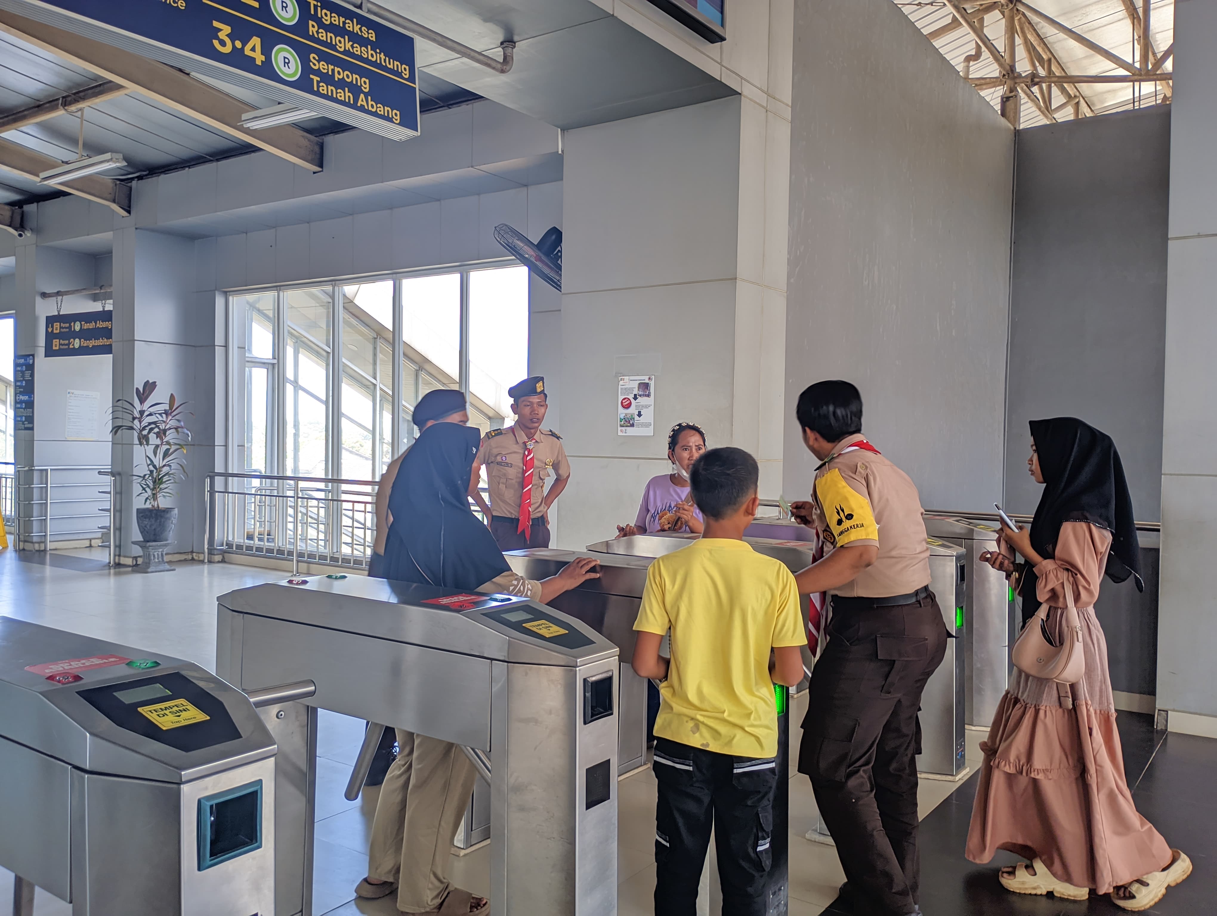 Tertib dan Terarah, Pramuka Parungpanjang Bantu Pengguna KRL dalam Karya Bakti Lebaran 2026