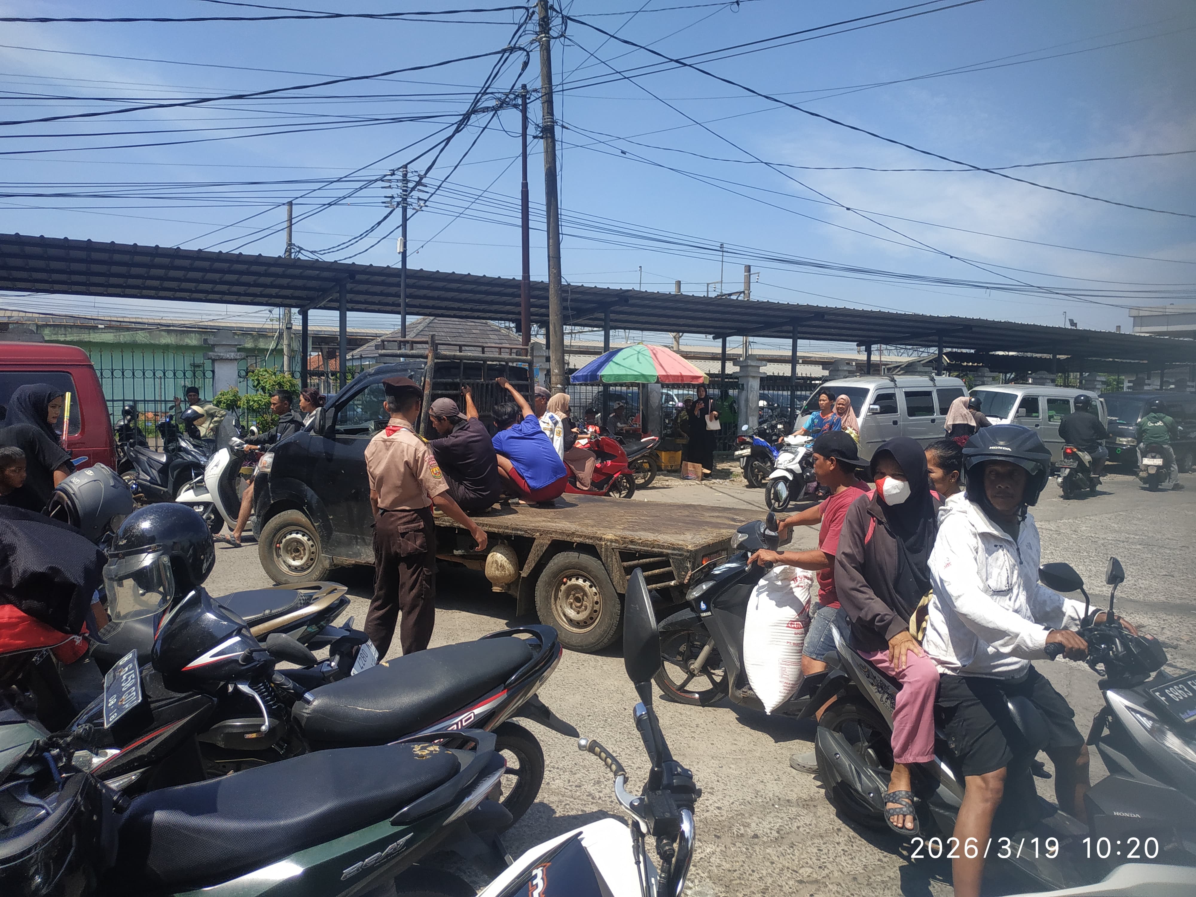 Wujudkan Kelancaran Arus Mudik, Pramuka Parungpanjang Terjun Amankan Titik Rawan Kemacetan