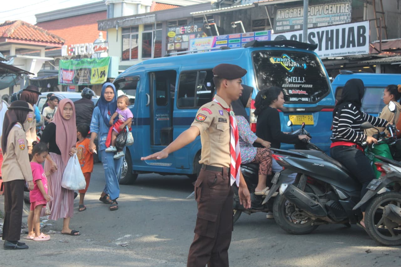 Aksi Nyata Pramuka Leuwiliang: Turun ke Jalan Bantu Atasi Kepadatan Kendaraan di Jalan Leuwiliang
