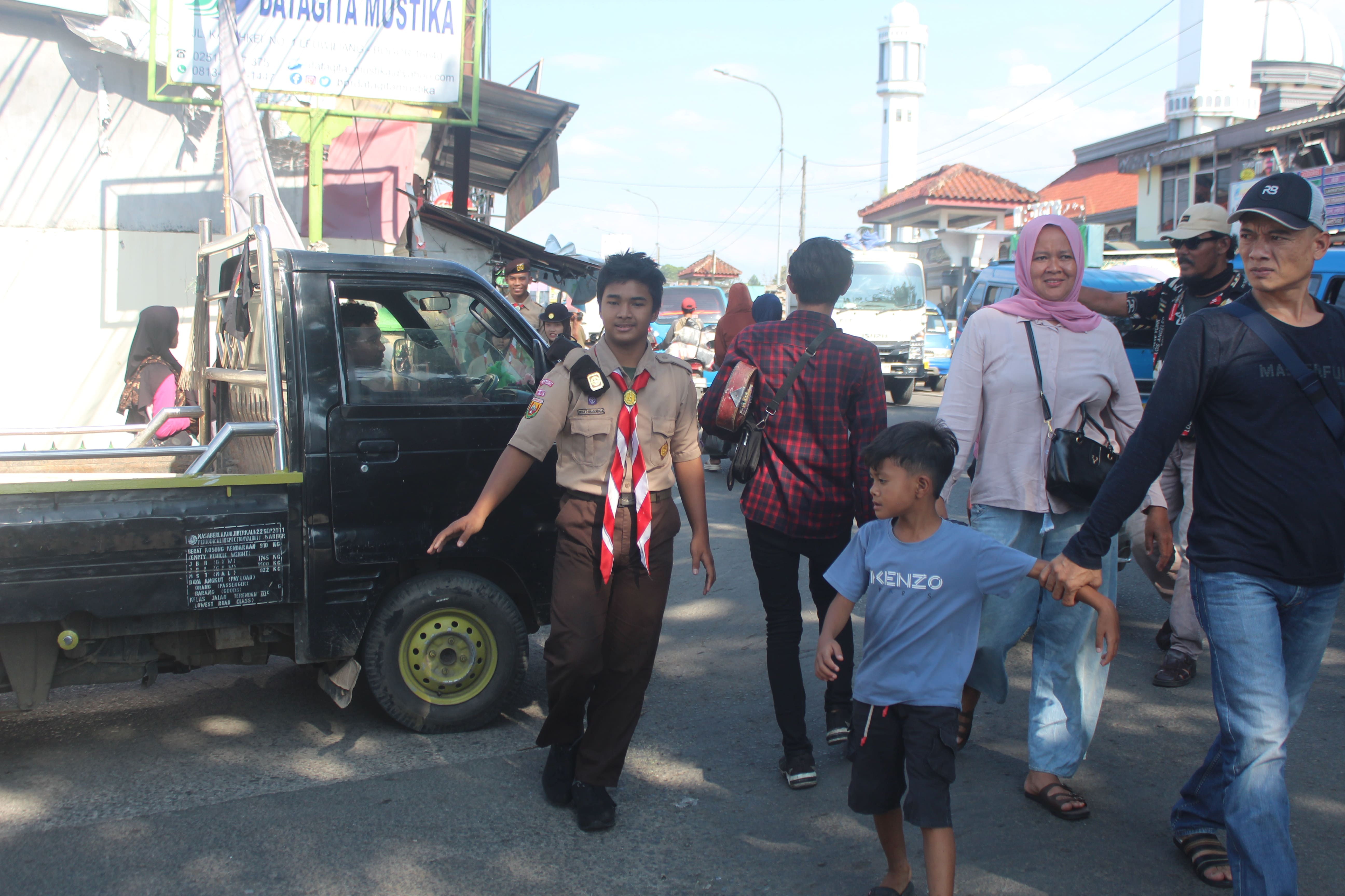 Jelang Idul Fitri H-4, Anggota Pramuka Kwartir Ranting Leuwiliang Sigap Turun Mengamankan Aktivitas Warga Leuwiliang
