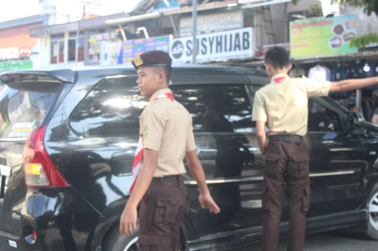 Semangat Pengabdian, Gerakan Pramuka Kwartir Ranting Leuwiliang Tetap Siaga di Bawah Terik Matahari