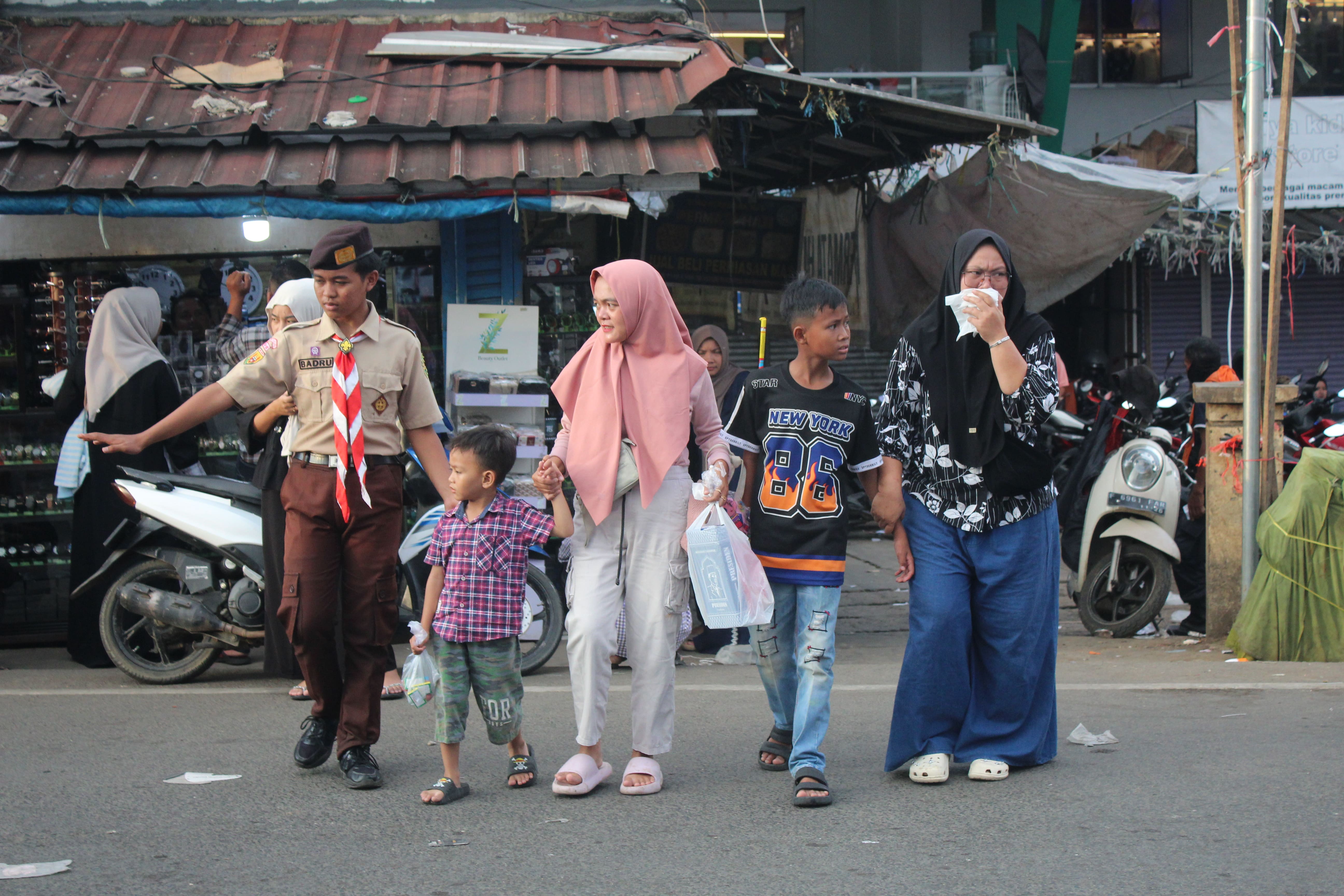 Di Tengah Lonjakan Aktivitas Lebaran, Gerakan Pramuka Kwartir Ranting Leuwiliang Turut Ikut Serta Menjaga Ketertiban Pasar