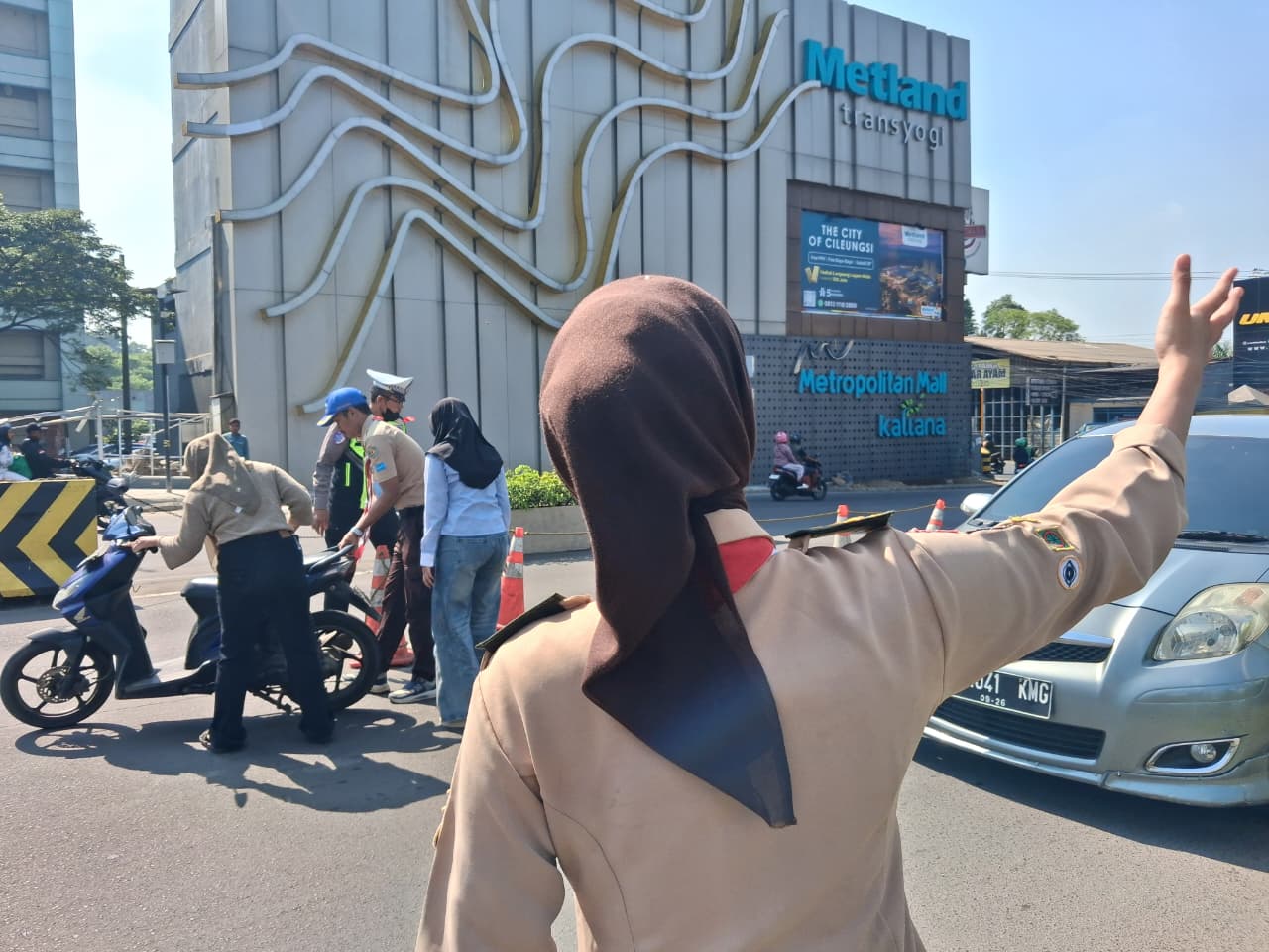 Pramuka Peduli dan Petugas Tangani Kecelakaan Ringan di Lokasi PAM Lebaran Cileungsi