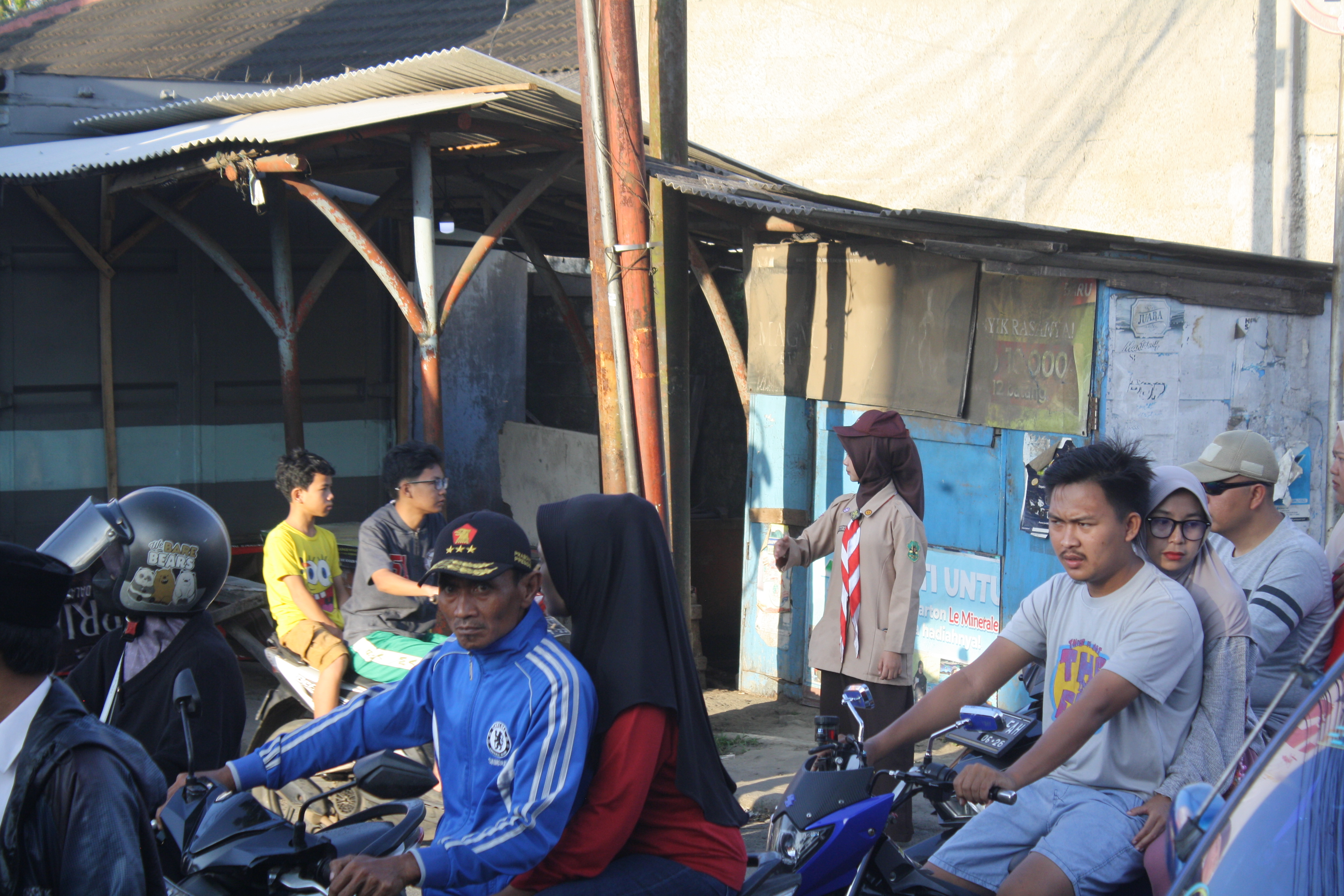 Di Tengah Terik H-3 Lebaran, Gerakan Pramuka Kwartir Ranting Leuwiliang Hadir Bantu Kelancaran Aktivitas Masyarakat