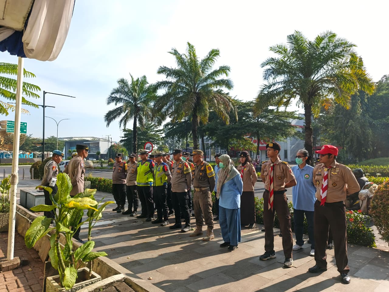 Pramuka Kwarran Cileungsi Ikut Amankan Arus Mudik Lebaran melalui Karya Bakti Lebaran