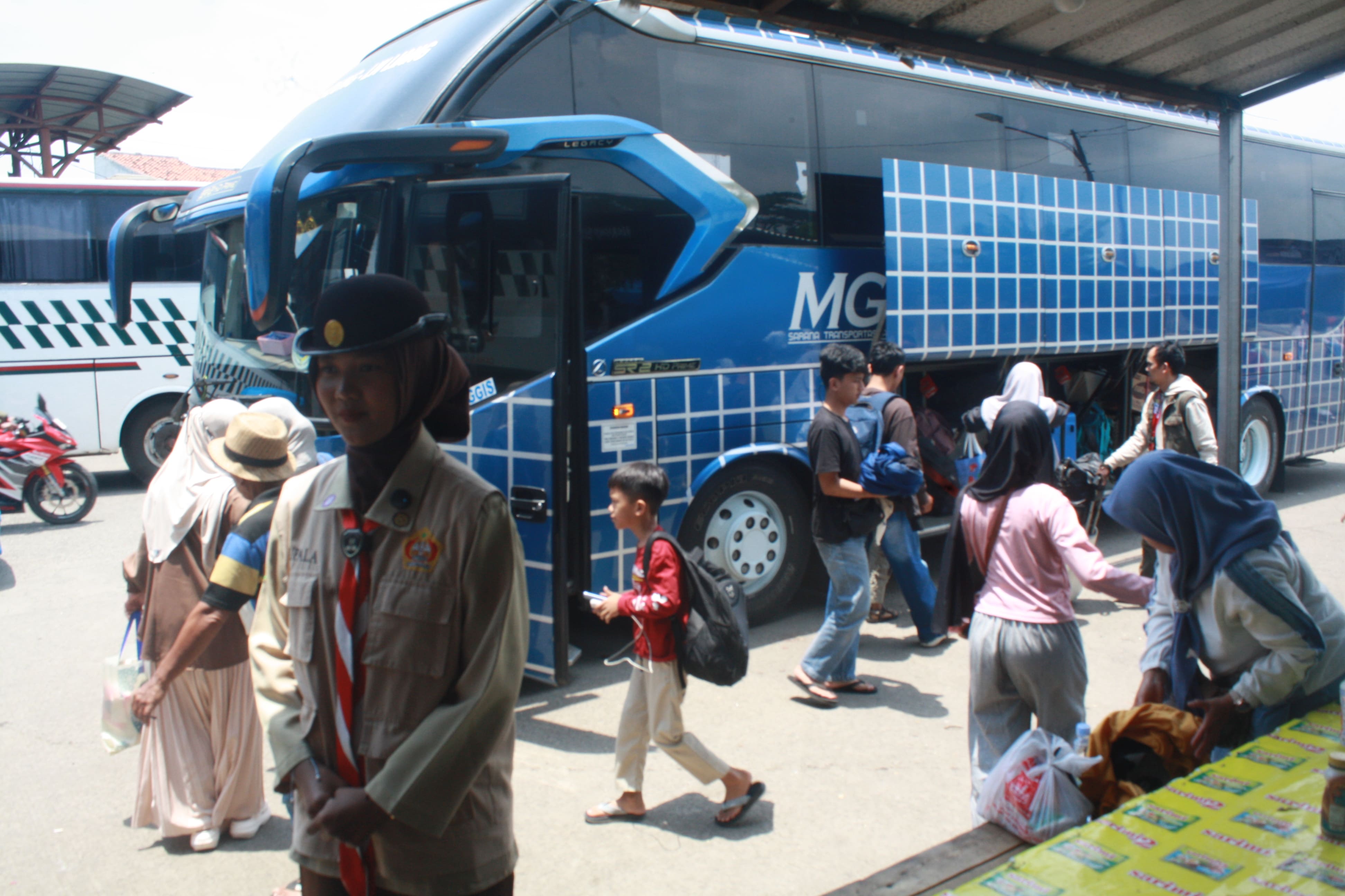 Arus Mudik Meningkat di Terminal Leuwiliang, Pramuka Kwartir Ranting Sigap Jaga Kelancaran