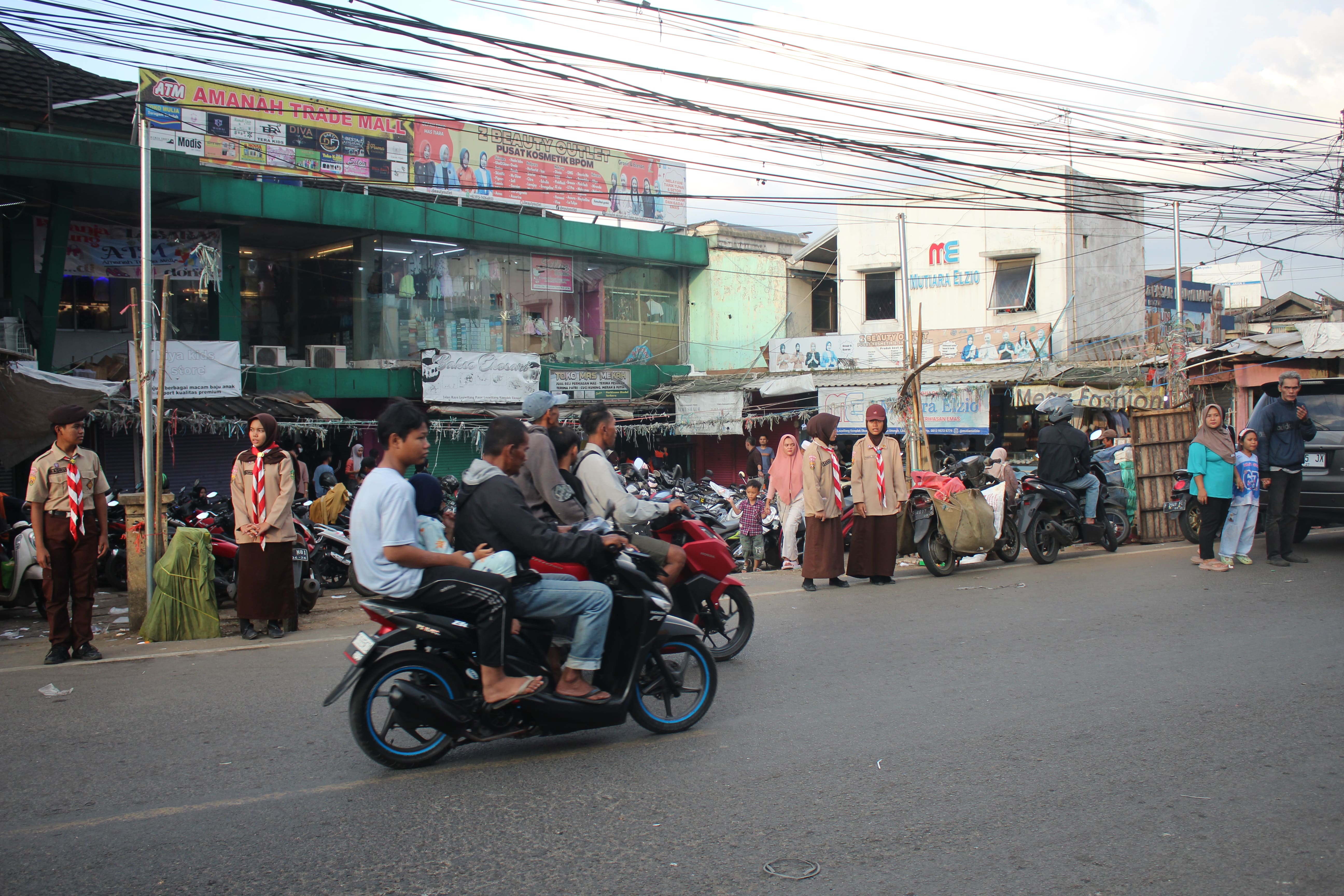 Meski Ramai, Lalu Lintas Pasar Leuwiliang Tetap Lancar, Pramuka Kwartir Ranting Leuwiliang Turut Berperan
