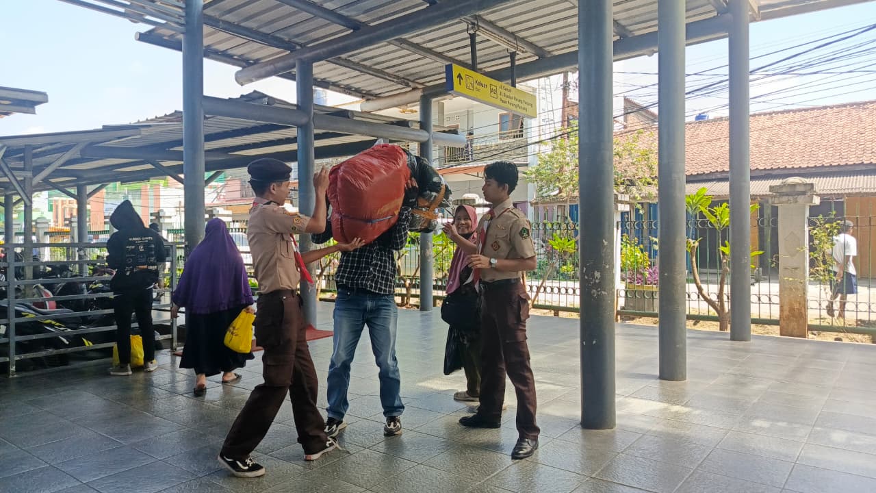 Aksi Peduli Pramuka, Bantu Penumpang di Stasiun Parungpanjang
