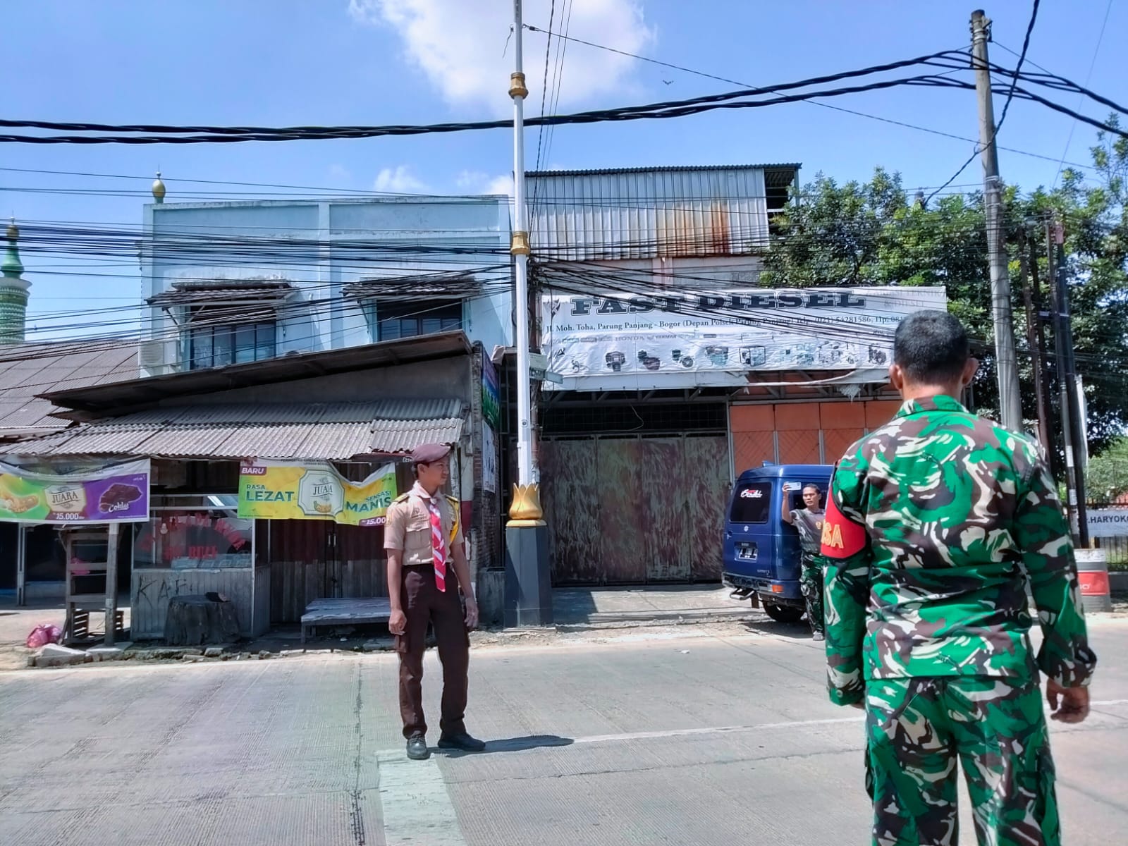 Pramuka Parungpanjang Turut Andil dalam Pengaturan Lalu Lintas Bersama Babinsa