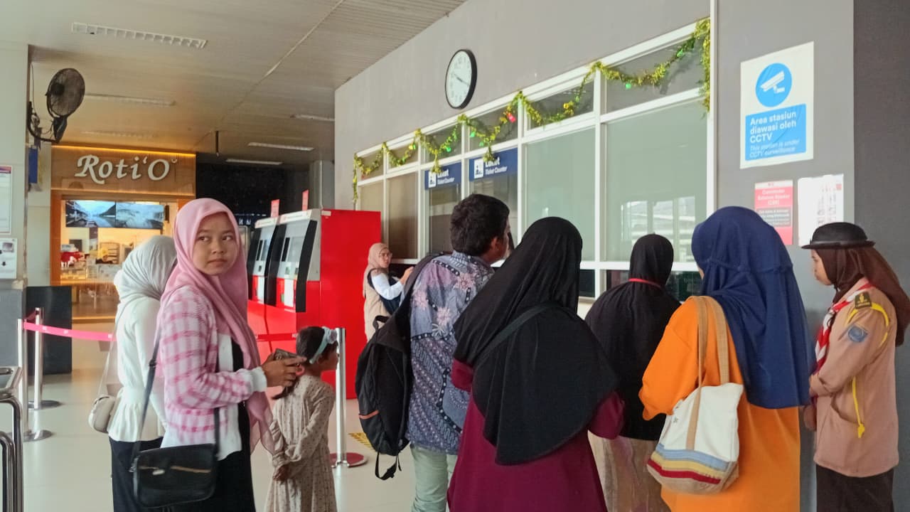 Menjelang Siang, Jumlah Penumpang di Stasiun Parungpanjang Mulai Meningkat