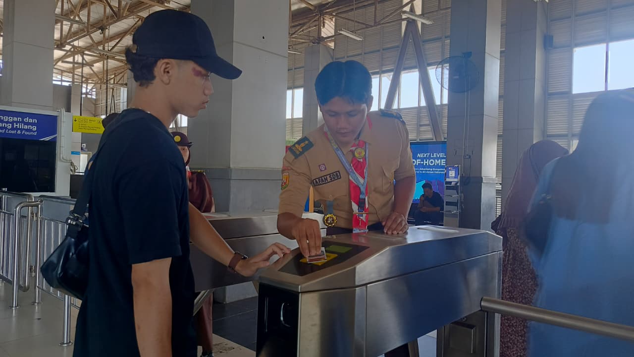Pramuka Sigap Beri Bantuan Informasi kepada Penumpang di Stasiun Parungpanjang