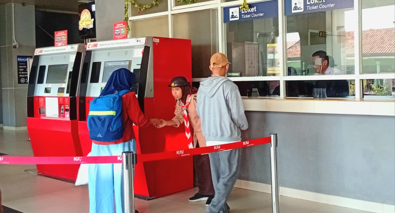 Aksi Peduli Pramuka, Tina Sapitri Bantu Warga Isi Saldo Kartu Multitrip di Stasiun Parungpanjang