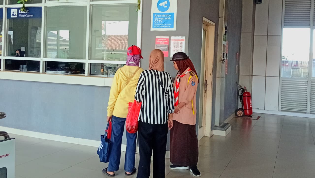 Tetap Siaga, Petugas Karya Bakti Lebaran 2026 Standby di Area Pengecekan dan Pembelian Saldo Kartu Multitrip