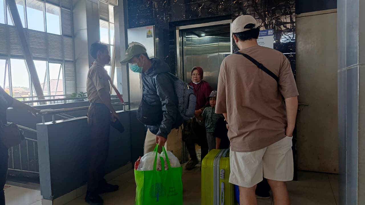 Aktivitas Penumpang di Stasiun Berlangsung Tertib dan Lancar
