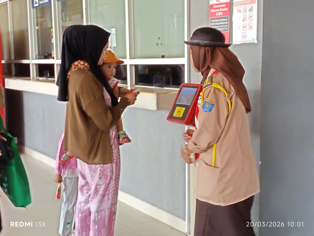 Sigap Melayani, Pramuka Bantu Penumpang yang Membawa Anak di Area Cek Saldo Multitrip