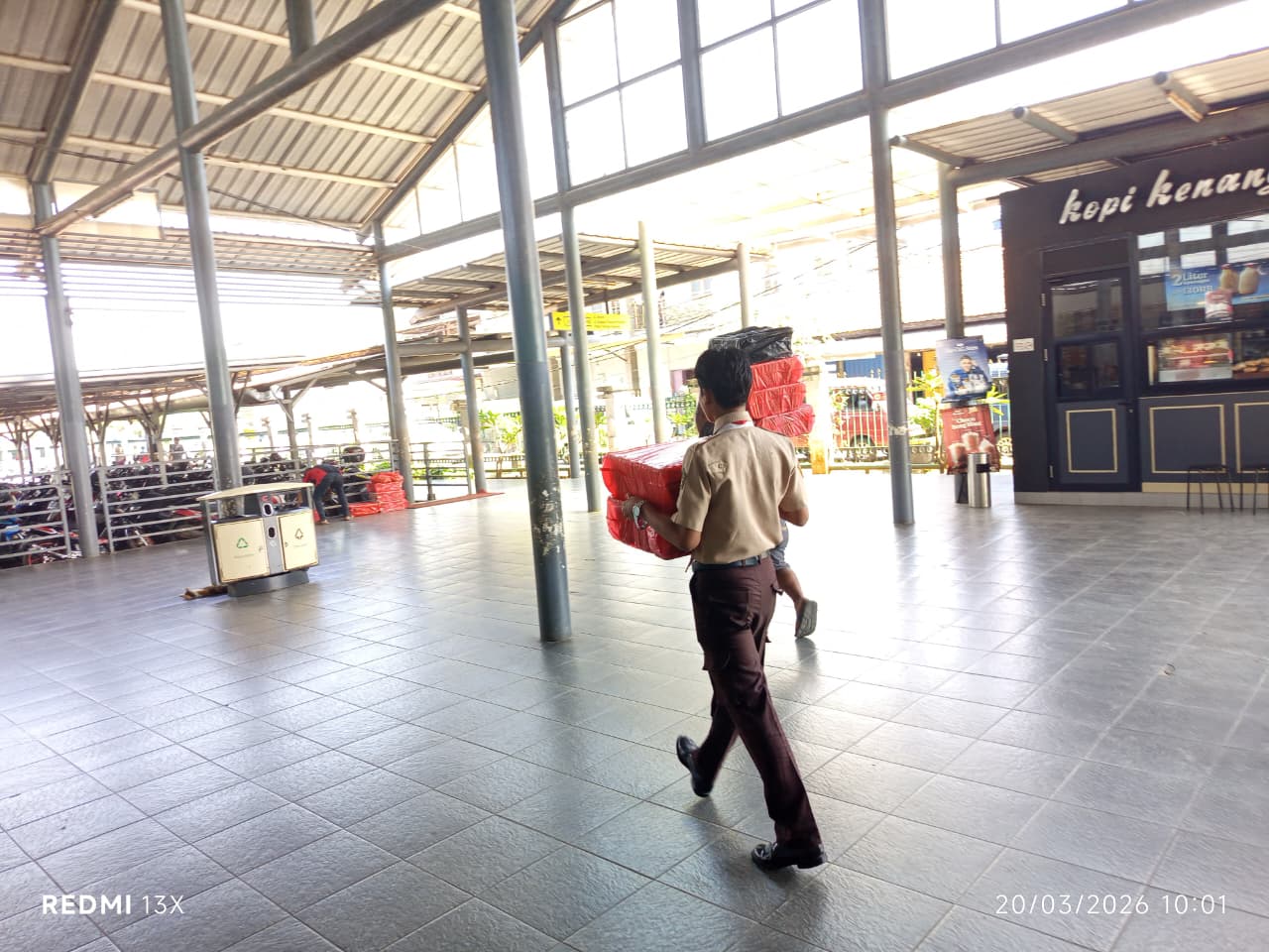 Sigap Membantu, Anggota Pramuka Kwartir Ranting Parungpanjang Antar Barang Penumpang Hingga Pintu Keluar Stasiun