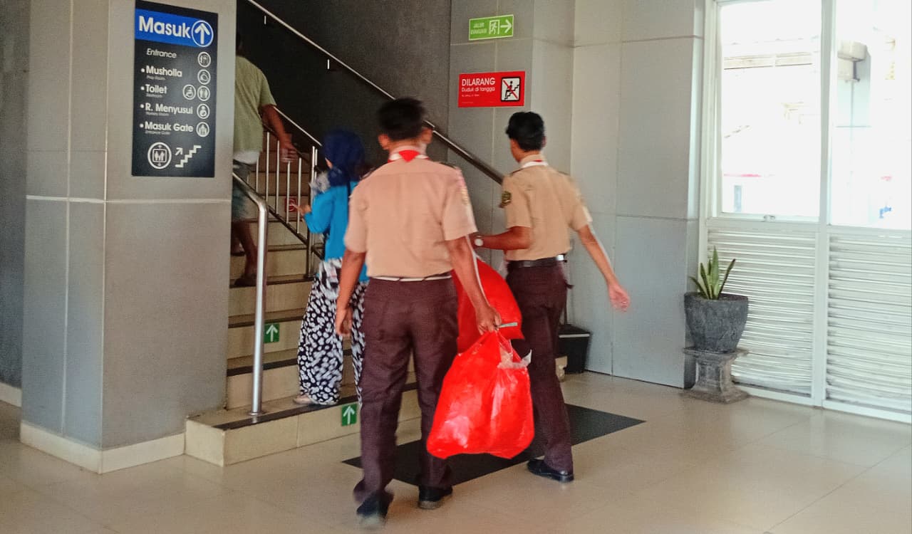 Aksi Sigap Anggota Saka Wanabakti Parungpanjang, Bantu Penumpang Membawa Barang di Karya Bakti Lebaran 2026