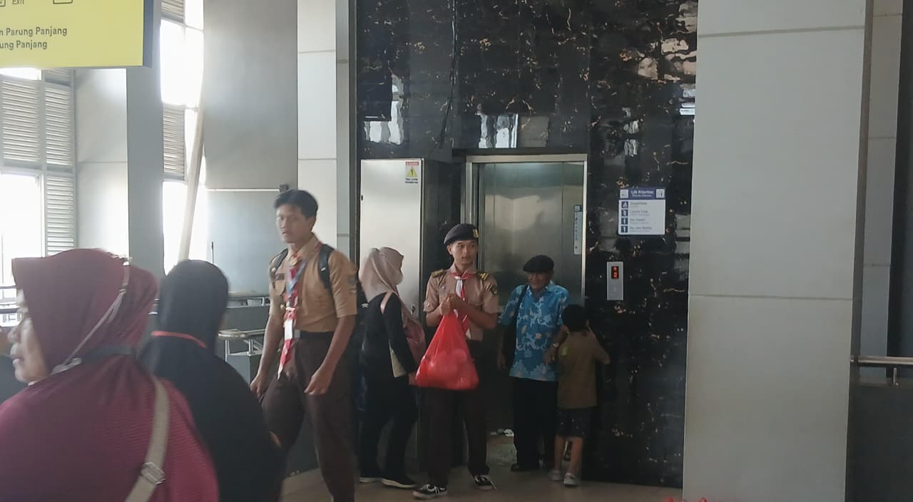 Dua Anggota Pramuka Putra Bantu Penumpang KRL Mudik di Stasiun Parungpanjang