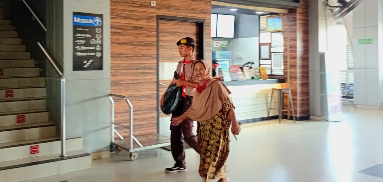 Aksi Peduli Anggota Saka Wanabakti Parungpanjang, Aditiya Rizki Kurniawan Bantu Membawakan Barang Bawaan Penumpang Menuju Ke Peron