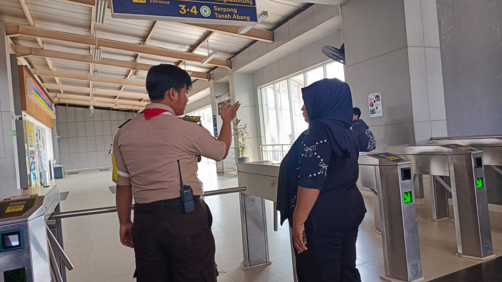 Pramuka Sigap Beri Bantuan Informasi kepada Penumpang di Stasiun Parungpanjang