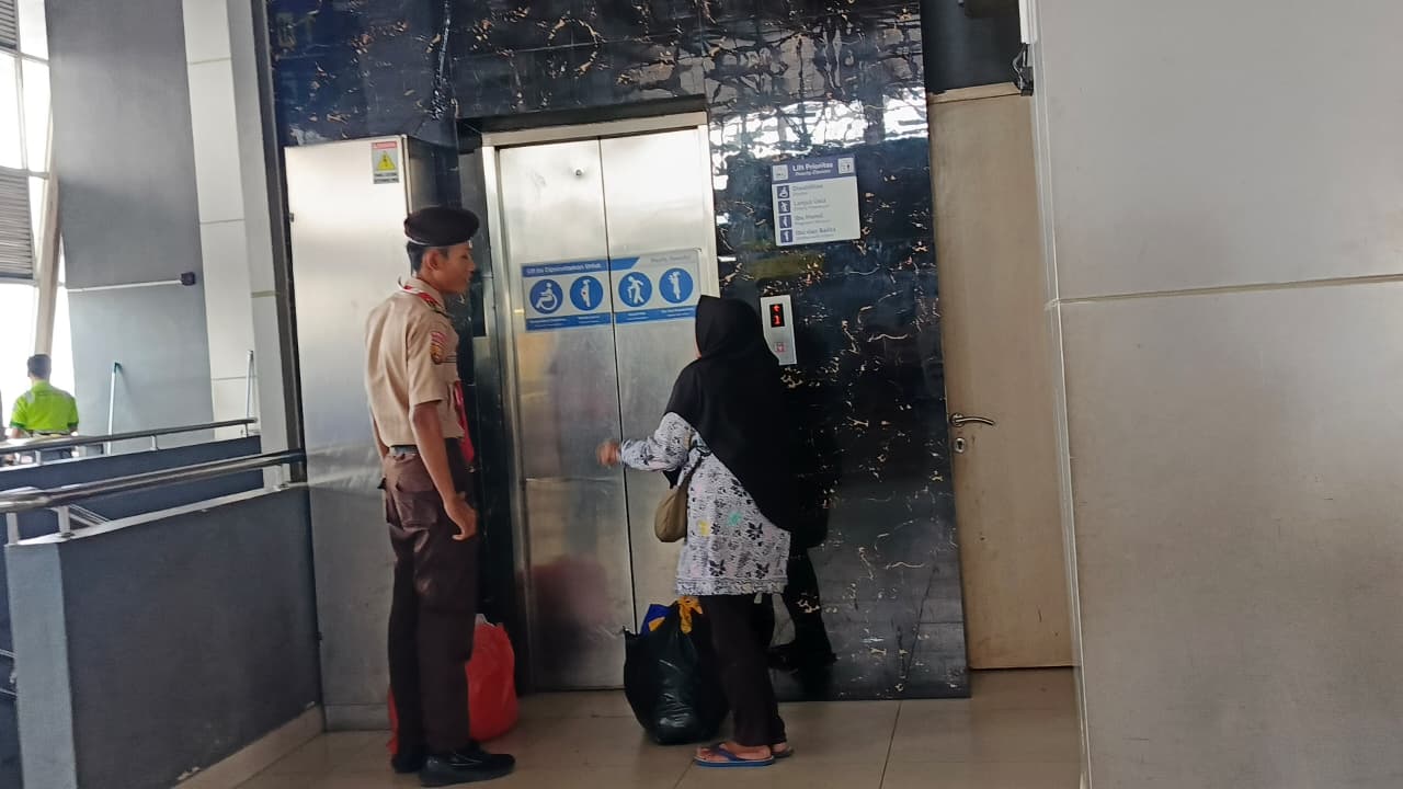 Aksi Peduli Pramuka, Bantu Penumpang dengan Banyak Barang di Stasiun Parungpanjang