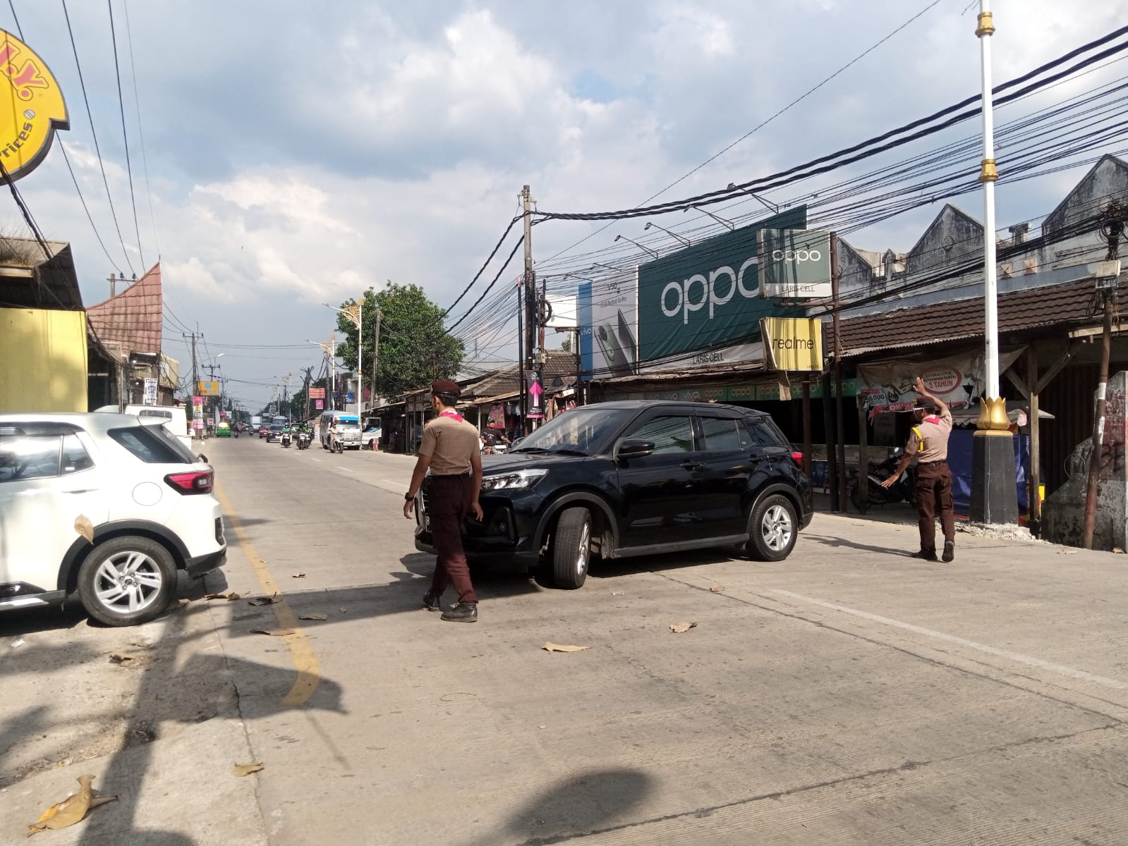 Kwartir Ranting Parungpanjang Kembali Menunjukan Aksi Nyata Kepedulian Melalui Kegiatan Mengatur Parkir di Tengah Aktivitas Jalan Raya