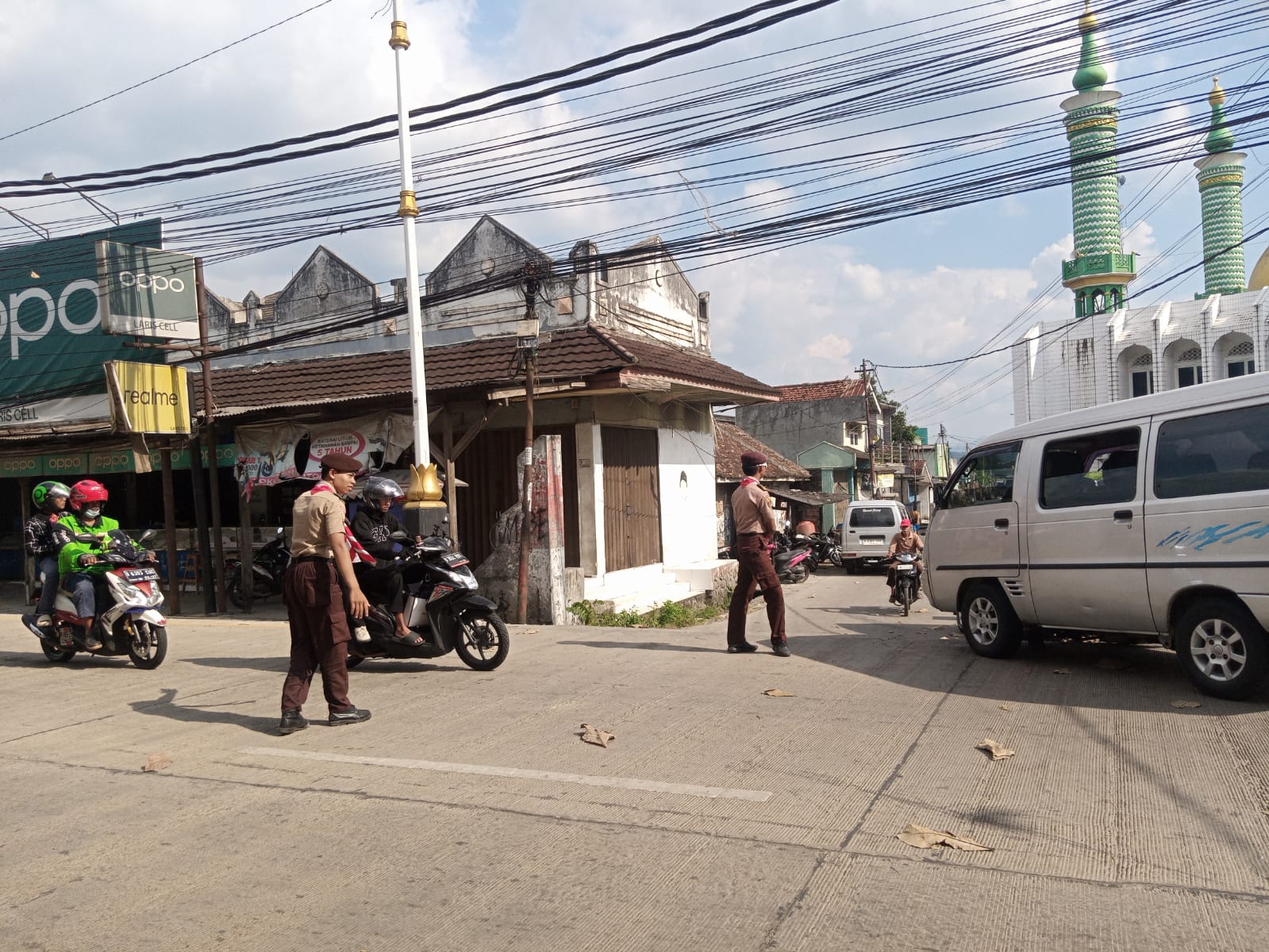 Kwartir Ranting Parungpanjang kembali menunjukkan kepeduliannya melalui kegiatan mengendalikan arus lalu lintas di kawasan sekitar Polsek Parungpanjang