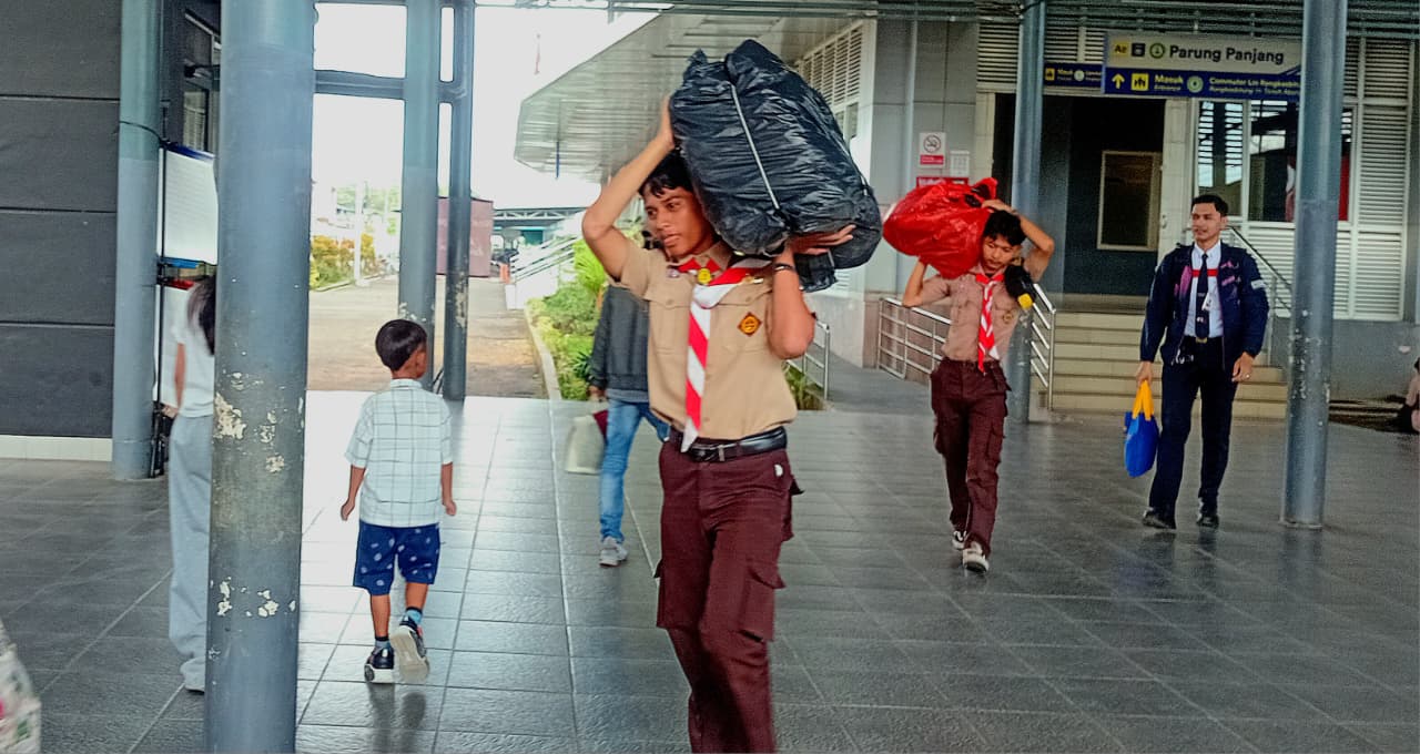 "Yang Berat Terasa Ringan Bersama" – Pramuka Kwarran Parungpanjang Siap Bantu Bawa Barang Mudik di Stasiun