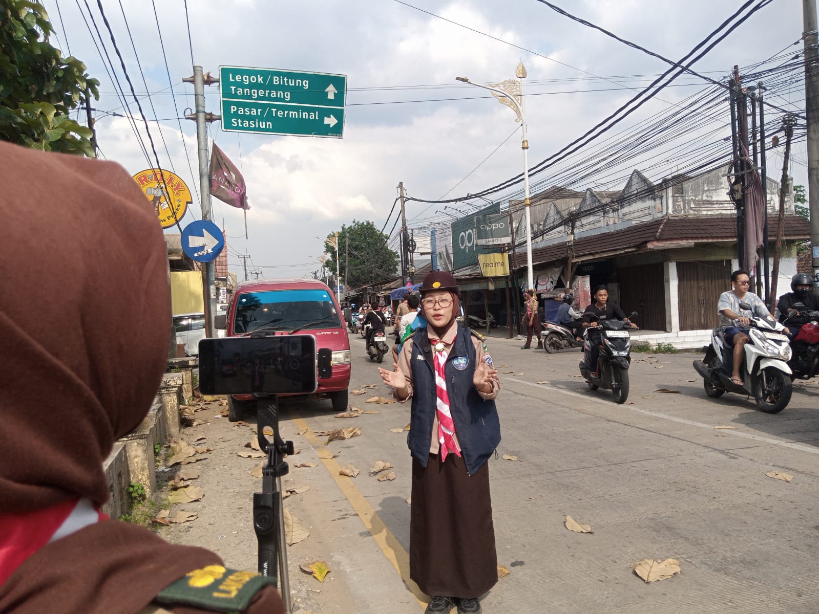 Kwartir Ranting Parungpanjang kembali menghadirkan inovasi dalam kegiatan lapangan melalui live report sambil memantau keadaan di jalan yang dilaksanakan di kawasan Polsek Parungpanjang.