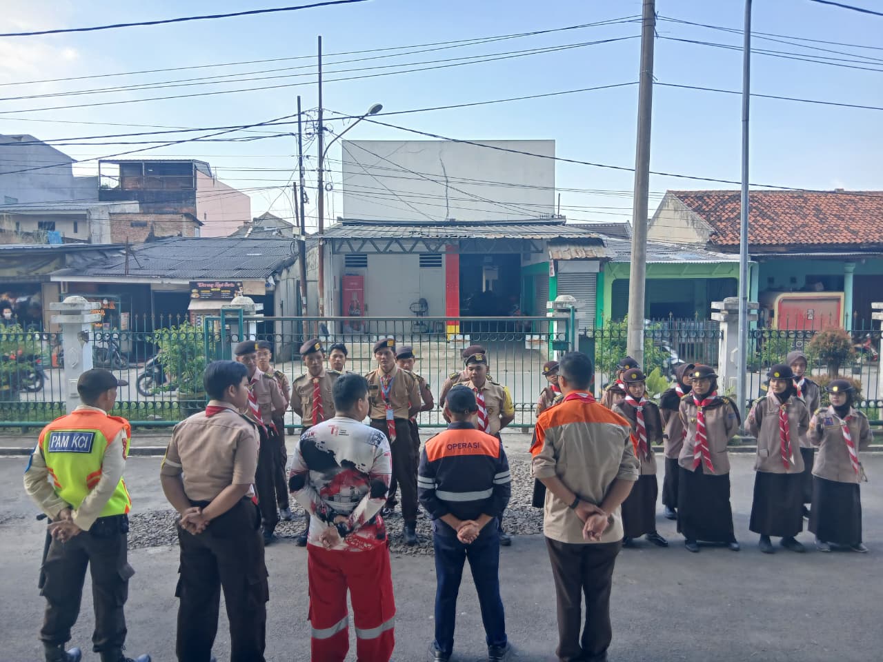 Apel Penutupan Hari Terakhir Karya Bakti Lebran 2026 H- Lebaran di Stasiun Parungpanjang Dipimpin oleh Kepala Kereta Api Stasiun Parungpanjang.