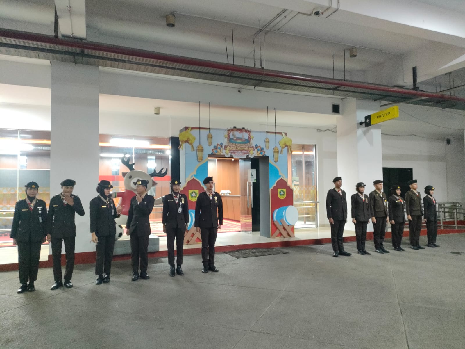 PRAMUKA PENEGAK DAN UNIT PROTOKOL KUJANG PRAYOGA SIGAP AMANKAN SHALAT IDUL FITRI 1447 H DI PAKANSARI