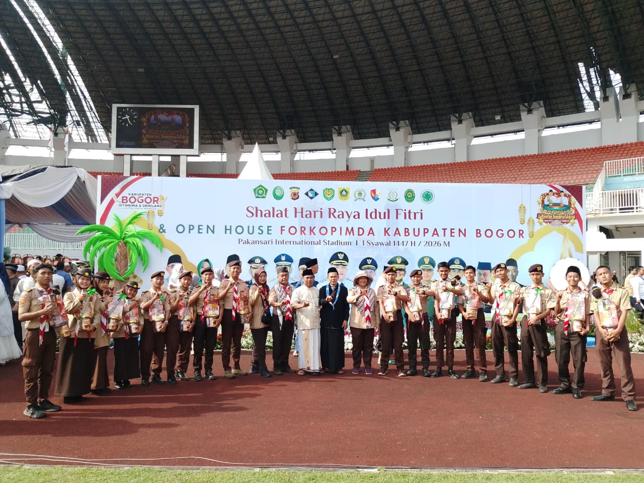 KWARCAB KABUPATEN BOGOR TEBARKAN KEBAHAGIAAN, SANTUNI YATIM DAN PETUGAS USAI SHALAT IDUL FITRI 1447 H DI PAKANSARI