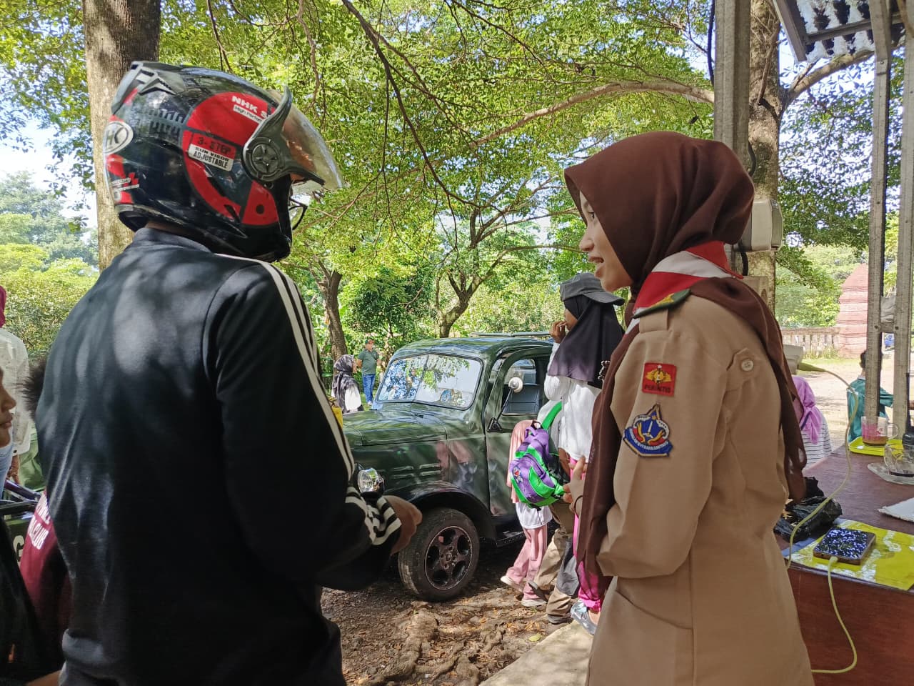 Dua Pramuka Putri Bertugas dalam Pendaftaran Pengunjung pada Karya Bakti Lebaran 2026 di Wisata Alam Gunung Dago