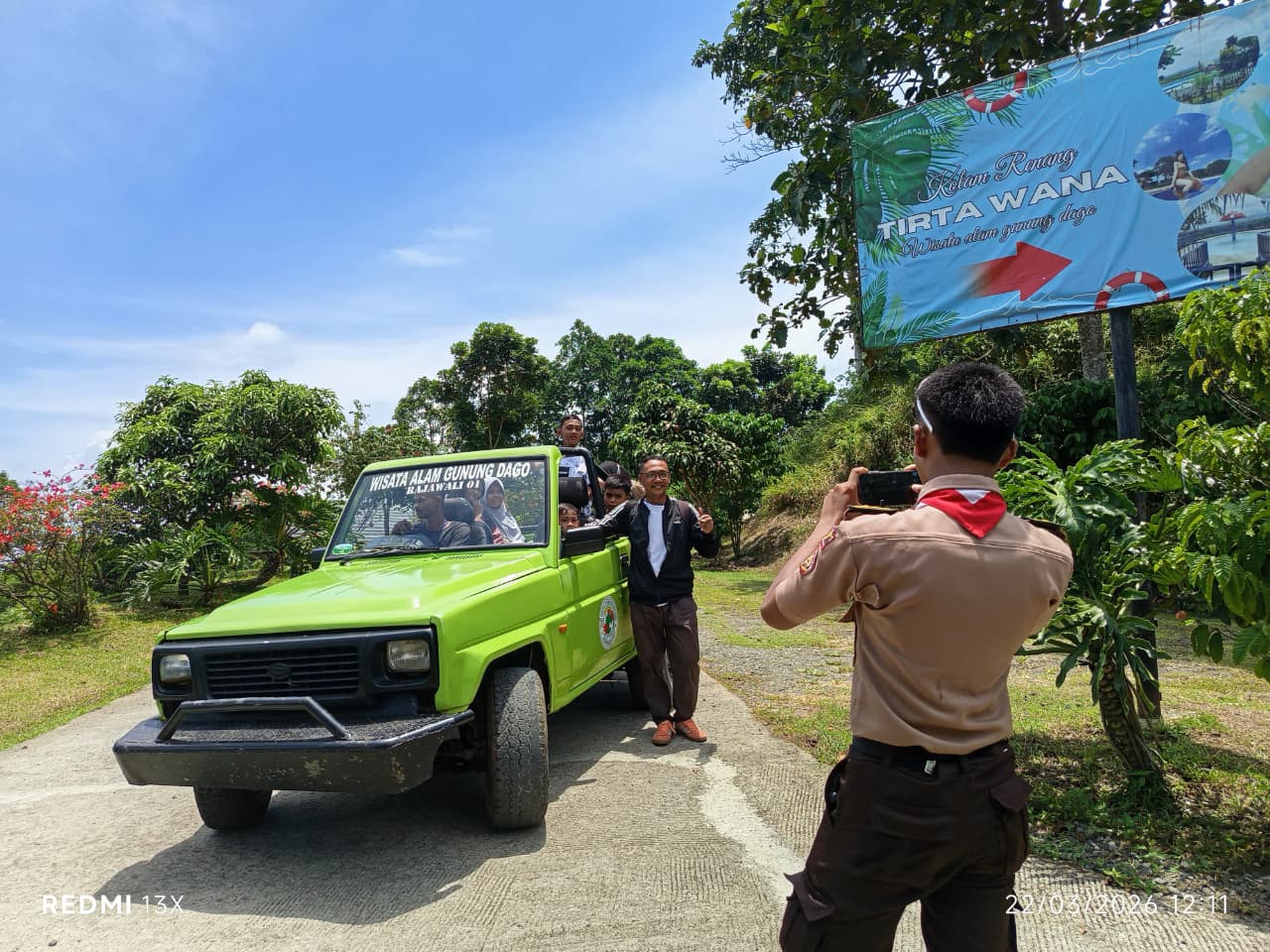 Karya Bakti Lebaran 2026 : Aksi Pramuka Bantu Dokumentasi Moment Pengunjung Bersama Keluarga
