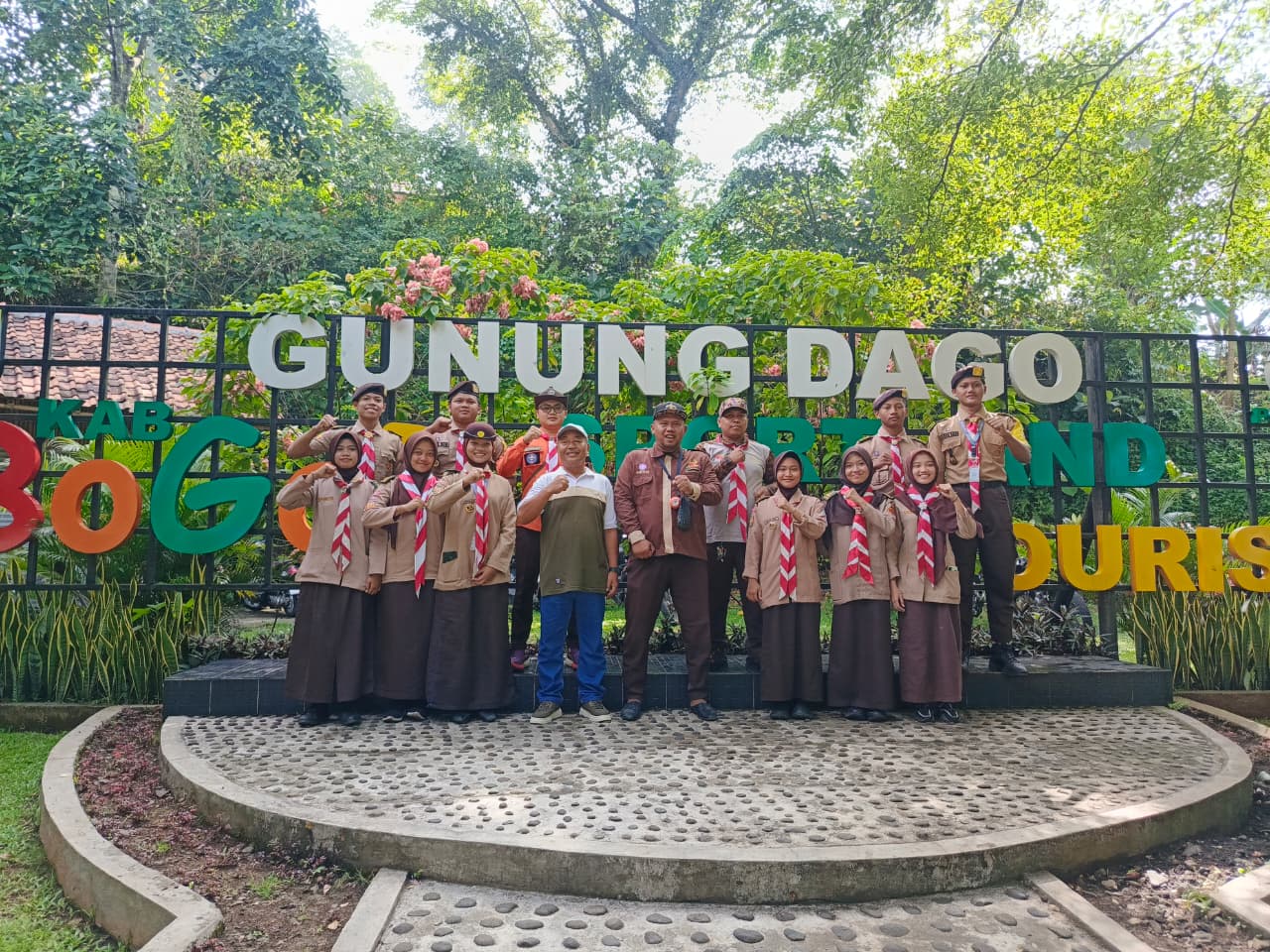 Pramuka Parungpanjang Maksimalkan Layanan Wisata di Hari Keempat Karya Bakti Lebaran 2026