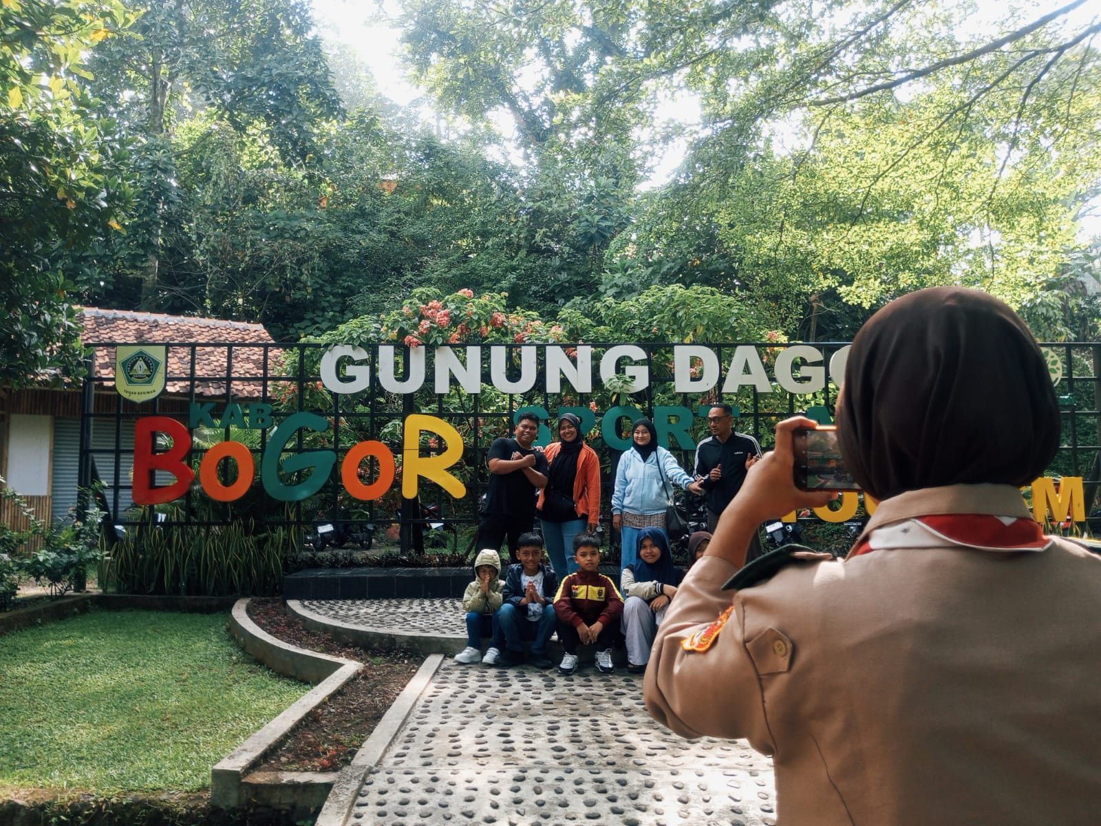 Satu Aksi Sederhana, Seribu Kenangan: 1 Orang Penegak Putri Hadir Membantu Pengunjung Abadikan Momen Lebaran di wisata alam Gunung Dago