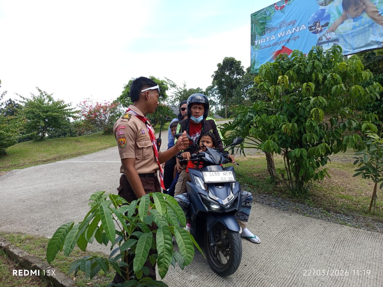 Aksi Sigap, 1 anggota Pramuka putra Bantu Wisatawan, memberikan informasi letak kampung adat di wisata alam Gunung Dago