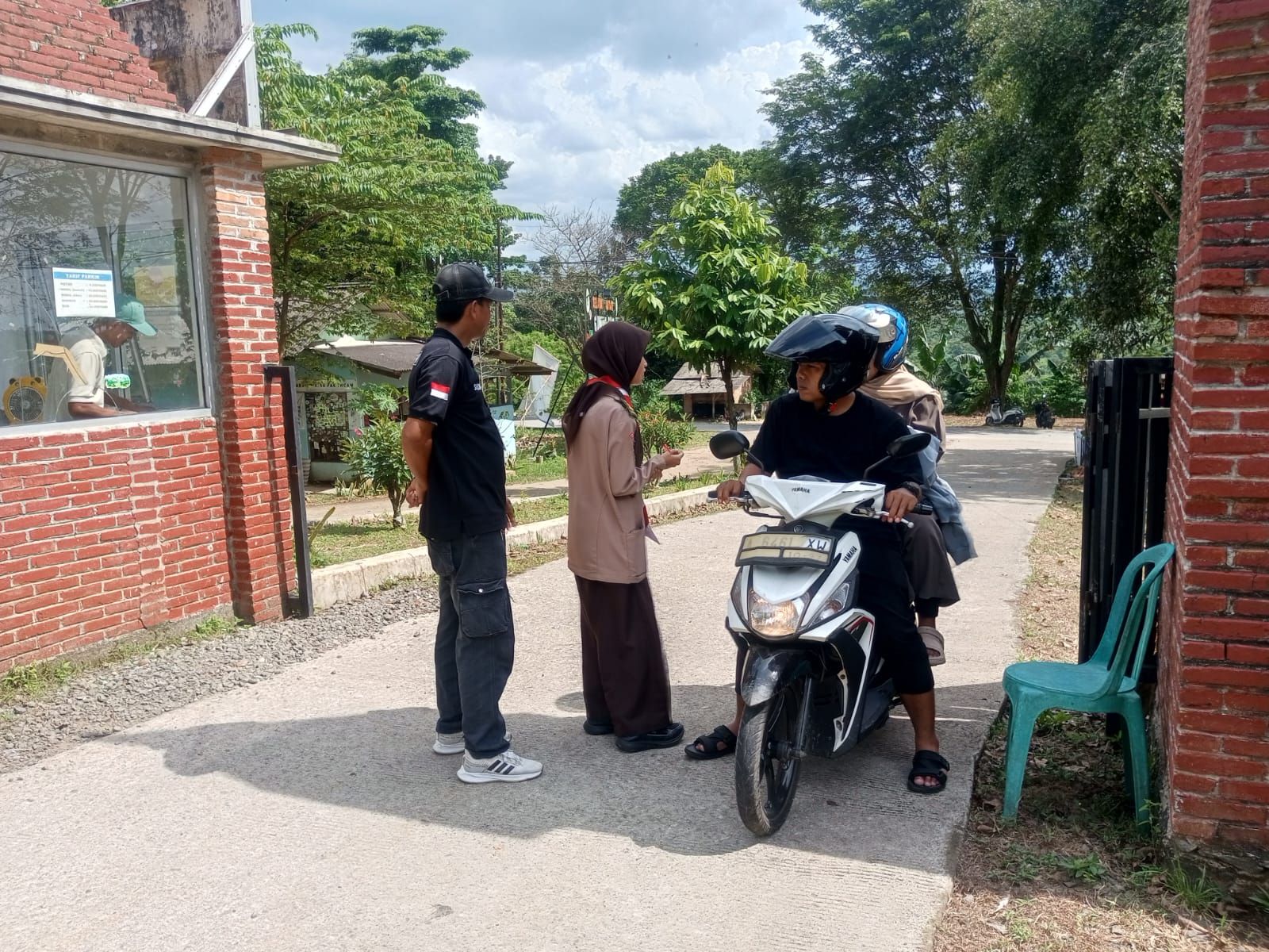 Kolaborasi Tertibkan Arus Wisata: Dua Anggota Pramuka Putra dan Putri Ambil Peran dalam Layanan Tiket Parkir di Wisata Alam Gunung Dago