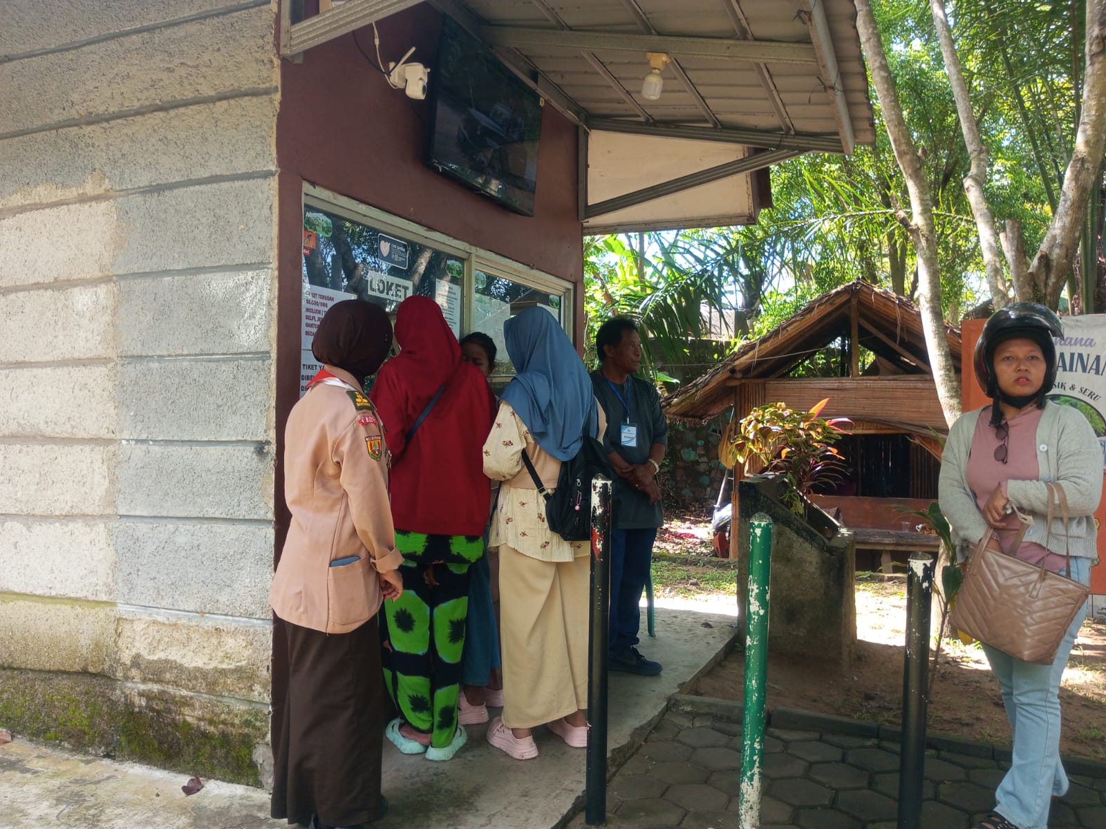 Hadapi Ramainya Pengunjung, Kak Mega Suci Sigap Melayani dan Menjaga Loket Tiket Masuk Wisata Alam Gunung Dago