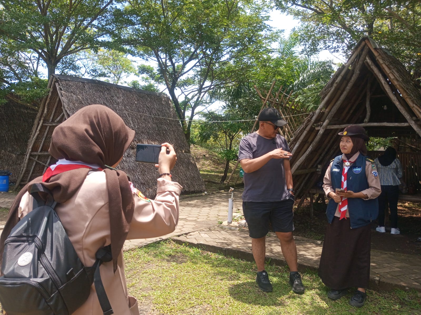 Suara Pengunjung Jadi Sorotan, Warta Pandu Parungpanjang Mewawancarai Pengunjung Angkat Apresiasi untuk Pramuka di Wisata Alam Gunung Dago