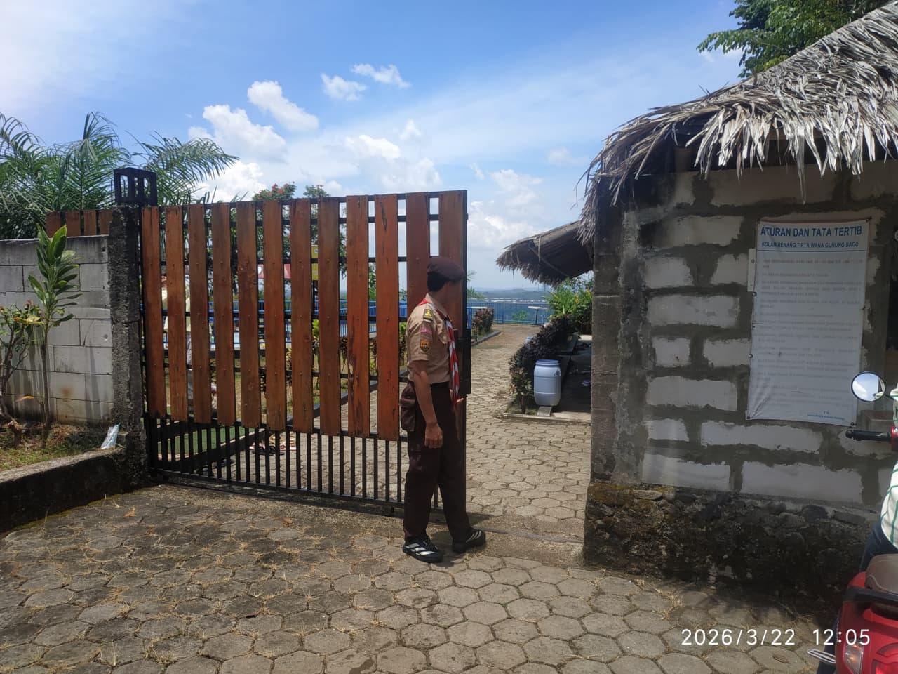 1 Anggota Pramuka Putra dengan Semangat Menjaga serta Mengawasi Pintu Masuk Area Kolam Renang