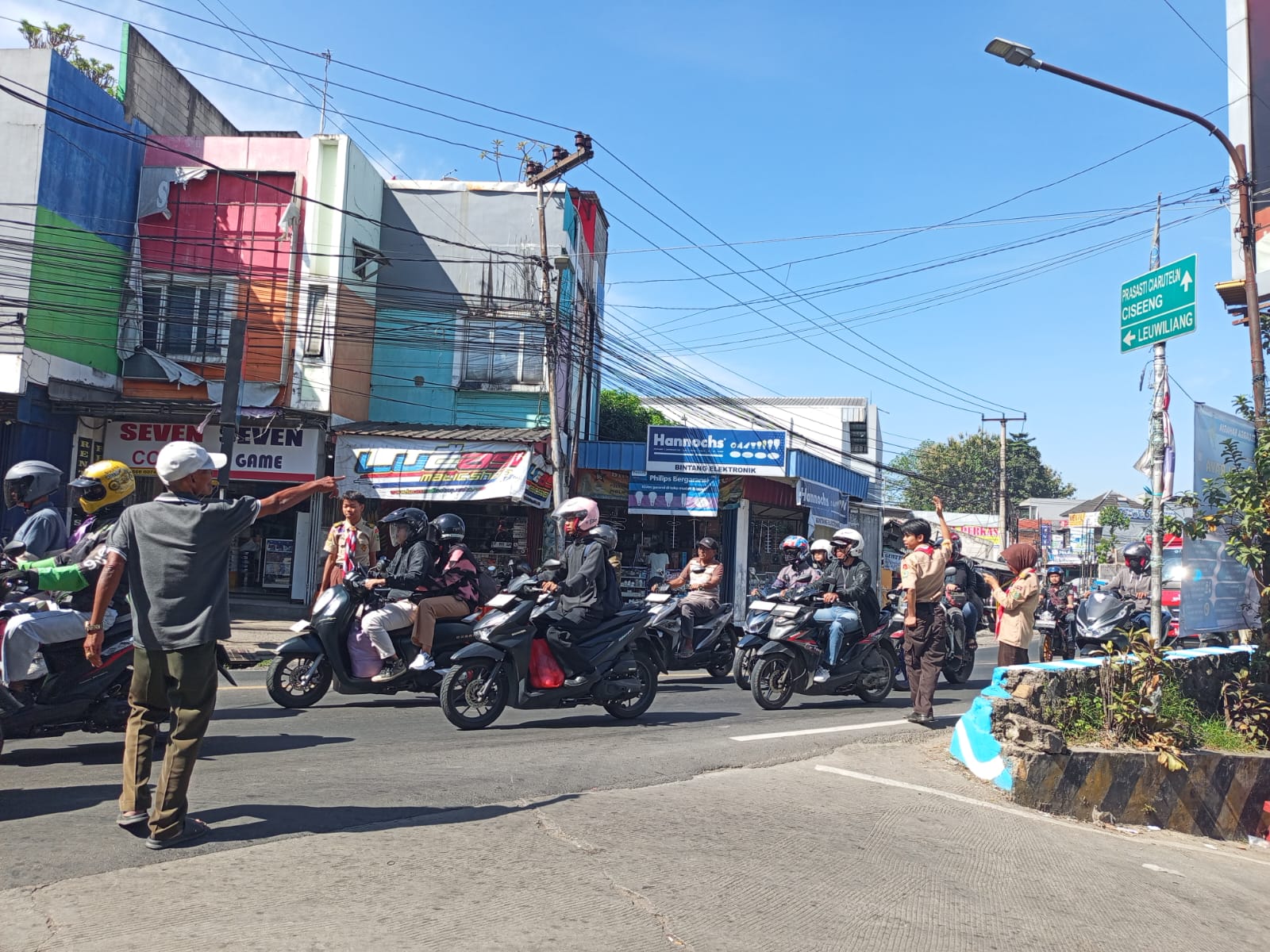 Semangat Pengabdian Tak Surut, Hari Kedua Karya Bakti Lebaran Kwarran Ciampea Berjalan Lancar