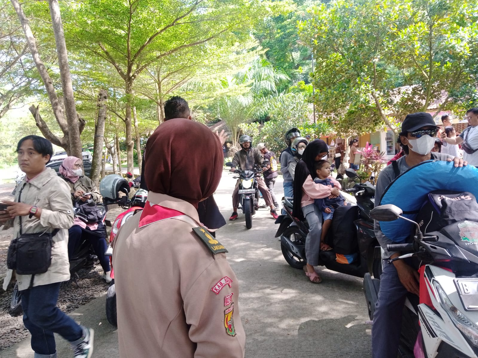 Gunung Dago Dipadati Pengunjung Lebaran, Pramuka Parungpanjang Sigap Jaga Kenyamanan Wisatawan